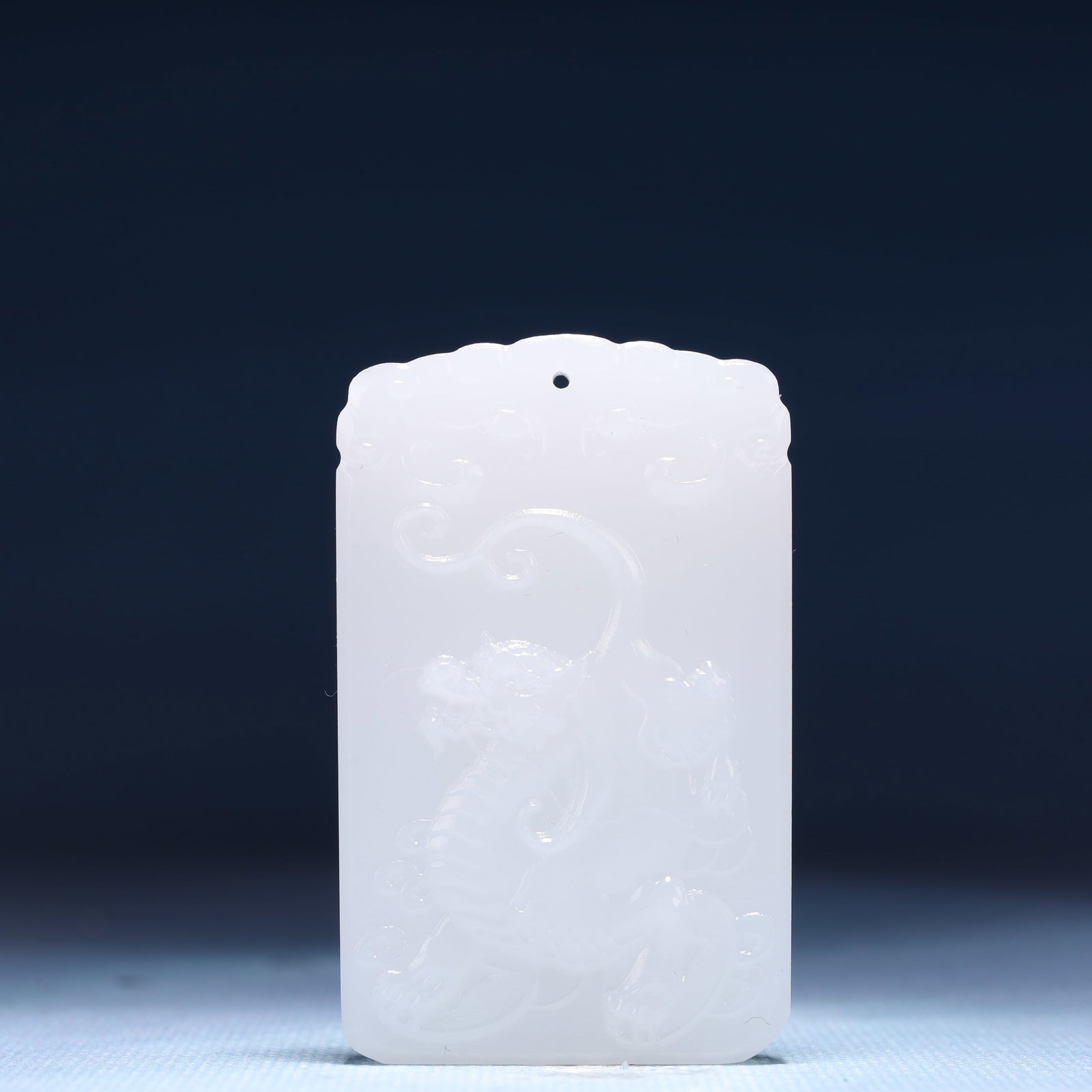 An Exquisite White Jade Auspicious Beast Pattern Pendant: An Exquisite White Jade Auspicious Beast Pattern Pendant,Size:4cmx1cmx6cm,Weight:53g 白玉瑞兽纹牌
