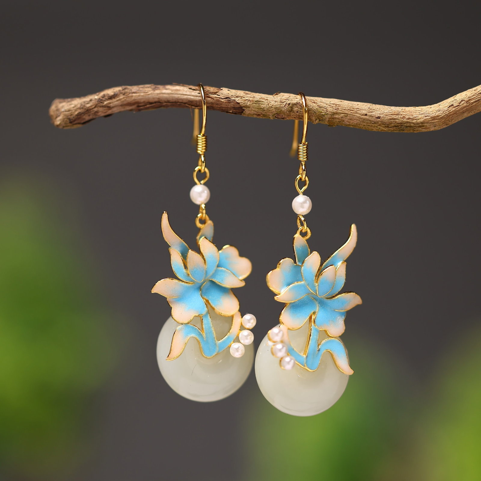 A Pair of Exquisite Sterling Silver-Gold Plated Inlaid White Jade Enamel Earrings,Inlaid Pearls: A Pair of Exquisite Sterling Silver-Gold Plated Inlaid White Jade Enamel Earrings,Inlaid Pearls,Size:16mmx16mm