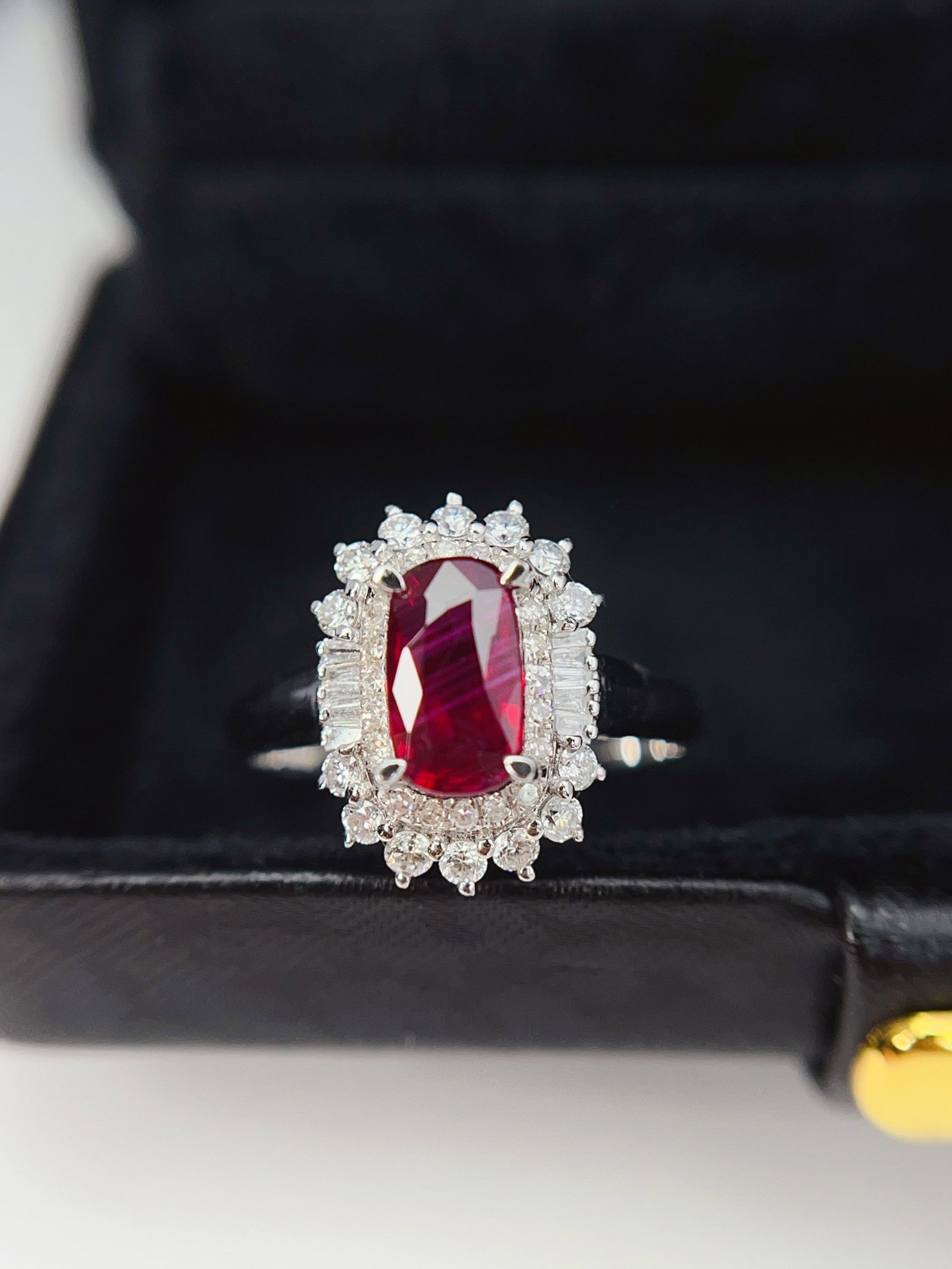 A Exquisite 18k Gold Inlaid 1.00ct Natural Ruby Ring,Inlaid Diamond: A Exquisite 18k Gold Inlaid 1.00ct Natural Ruby Ring,Inlaid Diamond,Total Weight:3.53g 18k金镶 1.00ct 天然红宝石戒指,嵌钻石