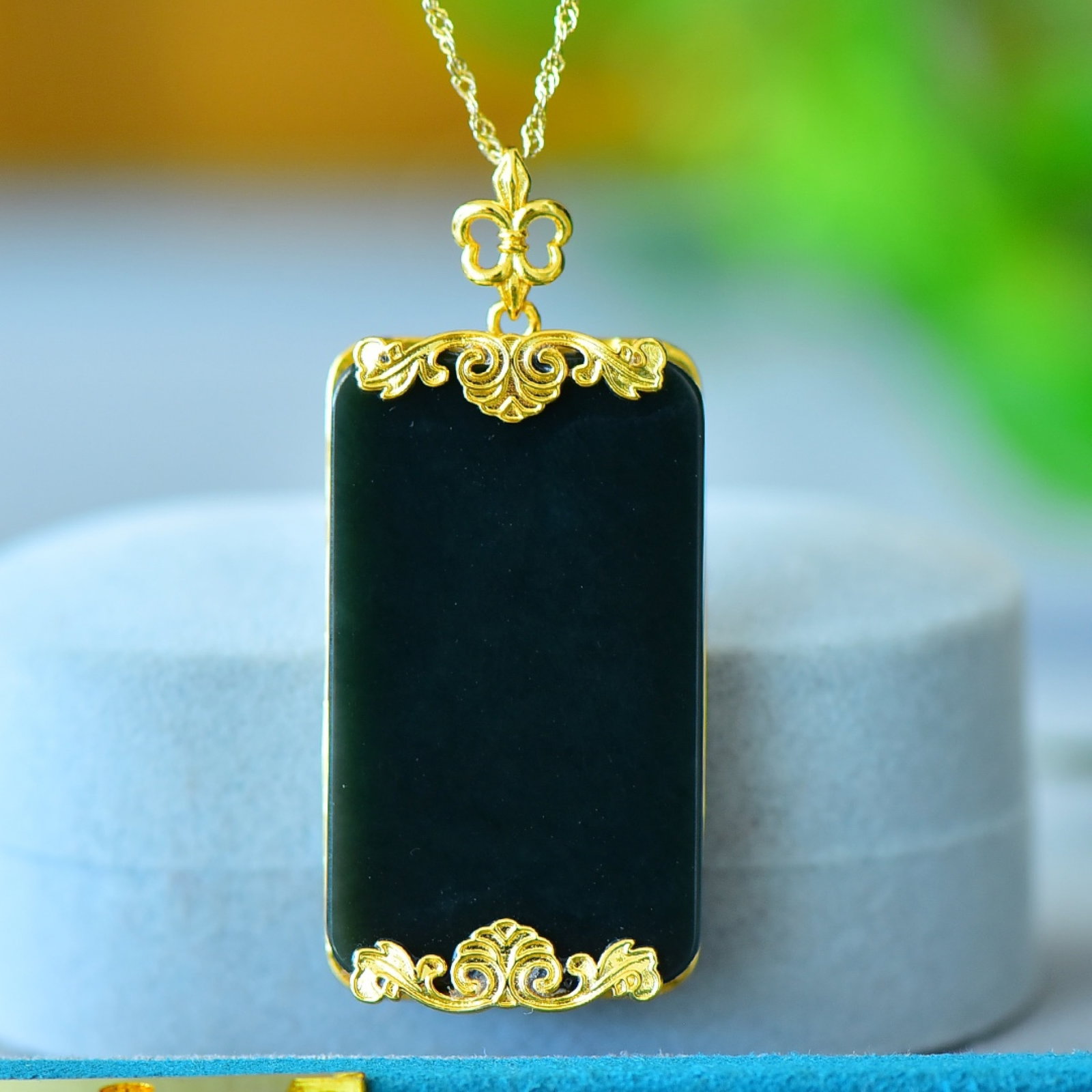 An Exquisite Bronze-Gold Plated Inlaid Green Jade Necklace: An Exquisite Bronze-Gold Plated Inlaid Green Jade Necklace,Size:25mmx42mm 铜镀金镶青玉项链