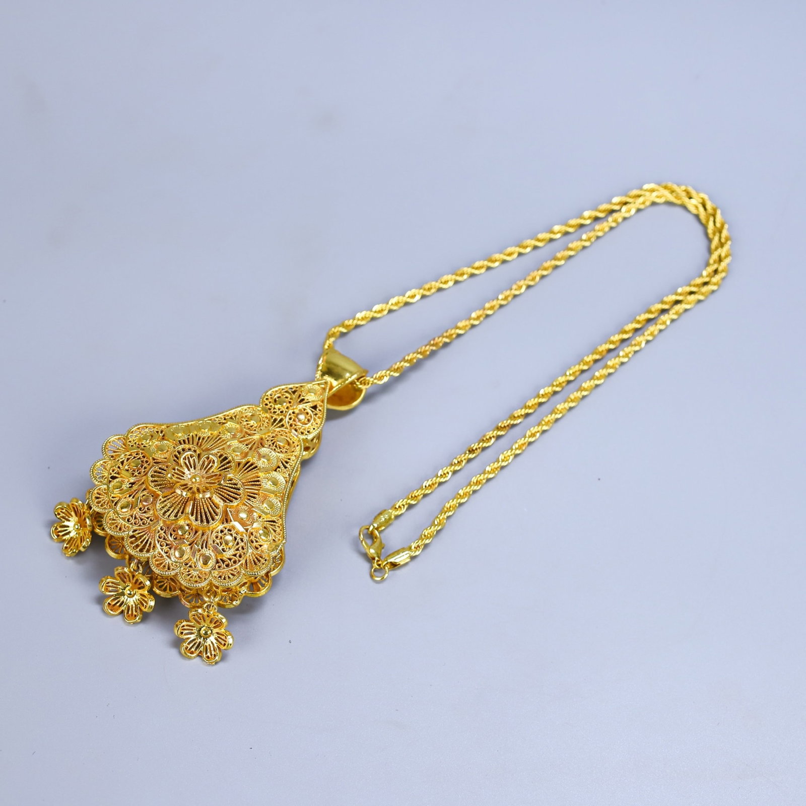 An Exquisite Gilt Bronze Filigree Pendant With Floral Patterns: An Exquisite Gilt Bronze Filigree Pendant With Floral Patterns,China,Qing Dynasty,Dimensions:17.7inx2.8in,Weight:110g,铜鎏金累丝花卉纹吊坠,&
