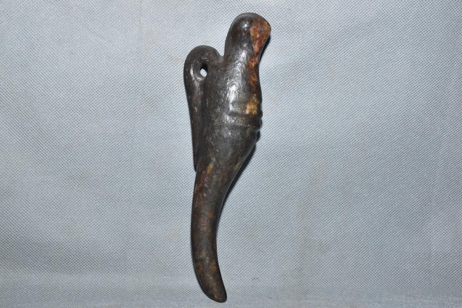 A Fine Black Jade Bird?Form Pendant: A Fine Black Jade Bird‑Form Pendant,Hongshan Culture,Dimensions:7.5inx 2.4in,Weight:330g,墨玉鸟形佩,红山文化