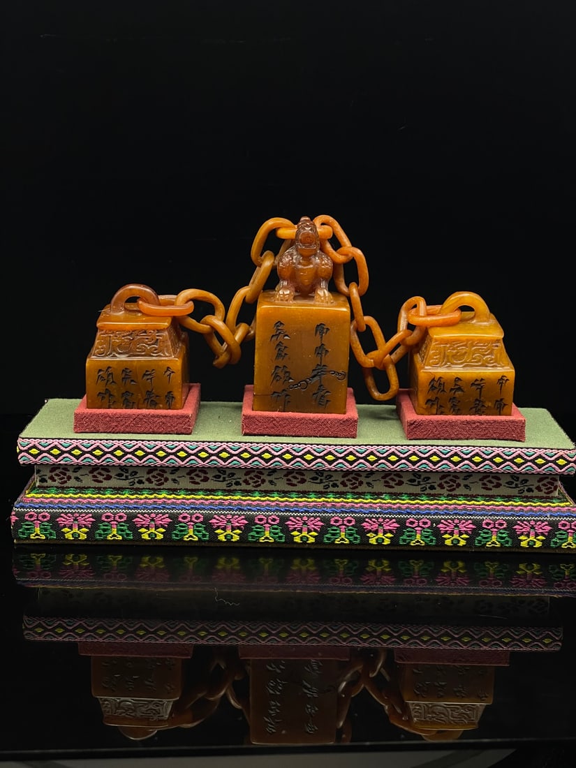 A Fine Set Of Tianhuang Stone Seal With Three Linked?Chain Knobs (1 of 7)