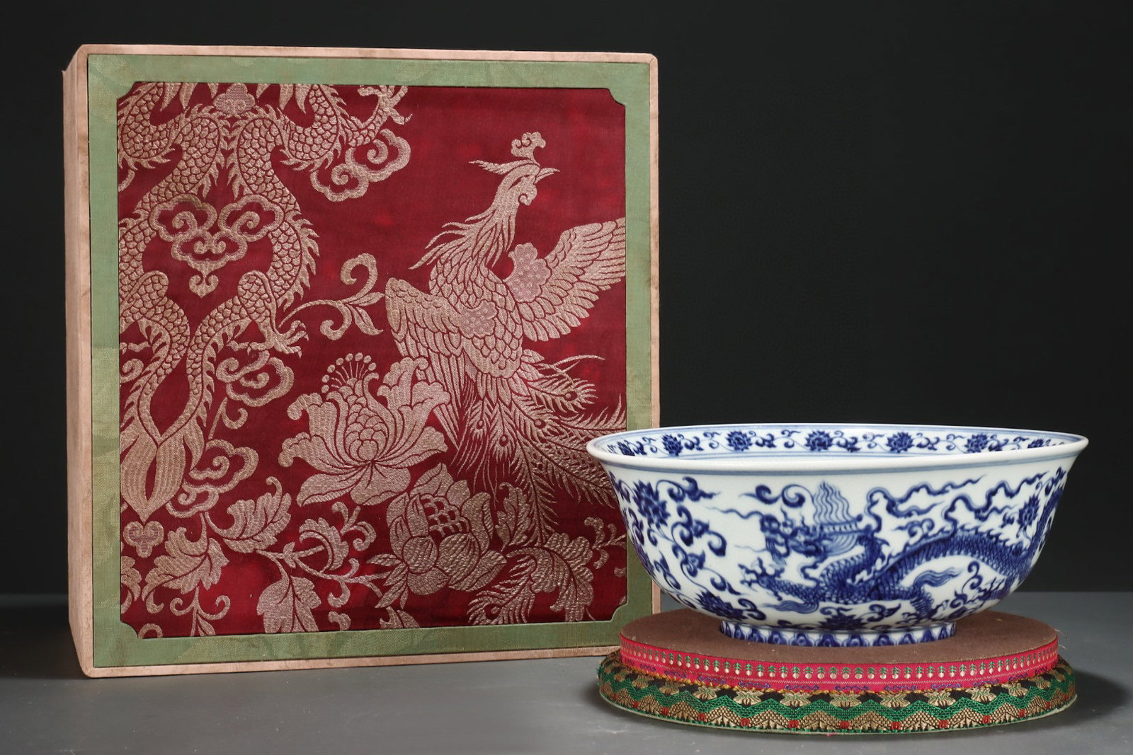 An Exquisite Blue And White Bowl With Dragon Patterns: An Exquisite Blue And White Bowl With Dragon Patterns,China Ming Dynasty,Six-Character Xuande Mark,Size:4.3inx11in,青花龙纹碗,中国明代,宣