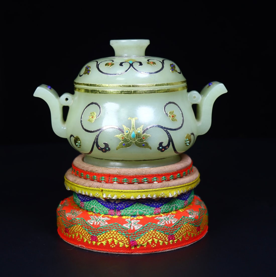 A Fine White Jade Two-Eared Covered Censer With Gold And Silver Wire Inlay And Gemstone Inlay: A Fine White Jade Two-Eared Covered Censer With Gold And Silver Wire Inlay And Gemstone Inlay,Qing Dynasty,China,Dimensions:5.5inx4.1inx3.9in,Weight:333g,白玉错金银॔