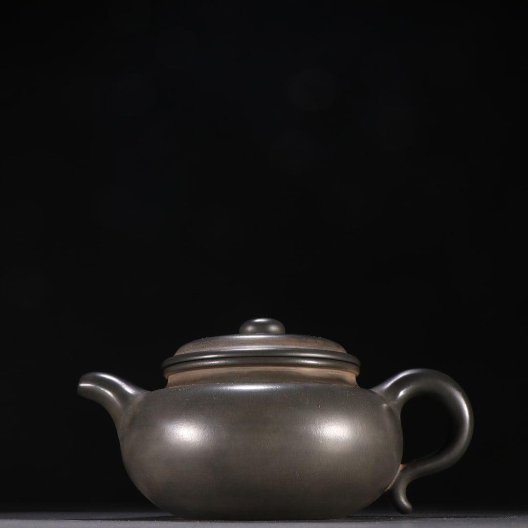 A Fine Chinese Zisha Clay Teapot: A Fine Chinese Zisha Clay Teapot,Modern Period,China,Gu Jingzhou Mark,Size:4.3inx7.8in,紫砂茶壶,中国近现代,顾景舟款