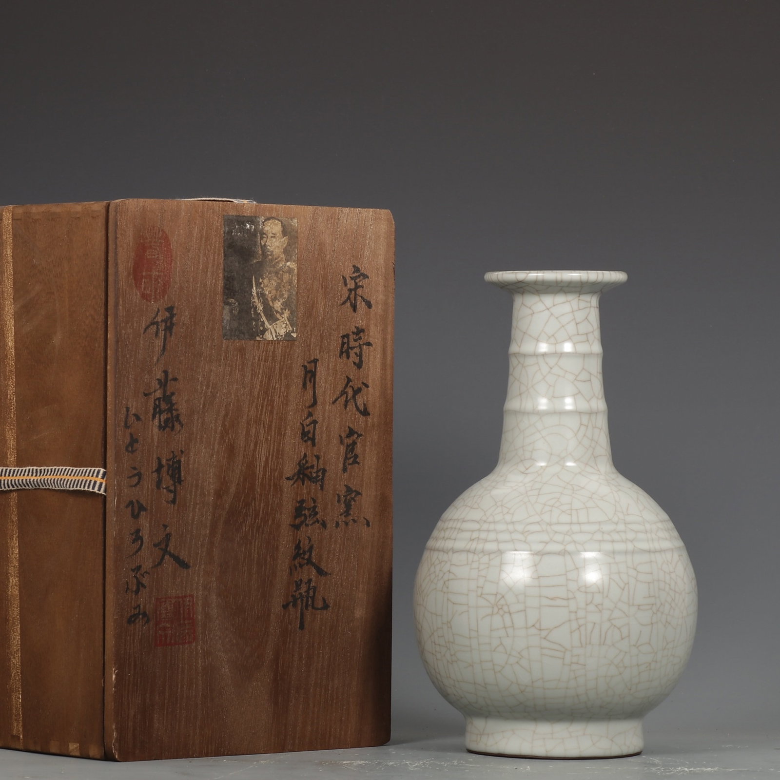 An Exquisite Guan Kiln Moon-White Glaze Vase With Bowstring Patterns: An Exquisite Guan Kiln Moon-White Glaze Vase With Bowstring Patterns,Song Dynasty,China,Size:9.8inx5.9in,官窑月白釉弦纹瓶,中国宋ߣ