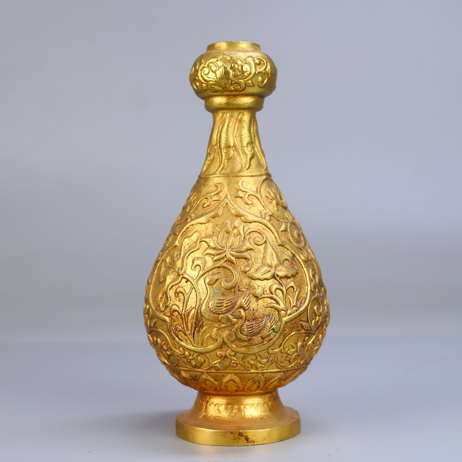 An Exquisite Gilt Bronze Garlic Head Vase With Carved Mandarin Ducks In Lotus Pond Patterns: An Exquisite Gilt Bronze Garlic Head Vase With Carved Mandarin Ducks In Lotus Pond Patterns,China,Qing Dynasty,Dimensions:8.3inx3.9in,Weight:1835g,铜鎏金浮雕荷â
