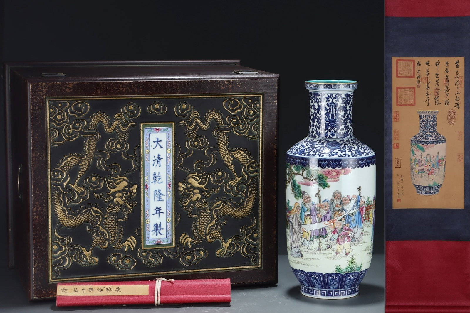 An Exquisite Gold-Painted Mallet Vase With Blue And White Famille Rose Figure Stories And Poetic: An Exquisite Gold-Painted Mallet Vase With Blue And White Famille Rose Figure Stories And Poetic Inscriptions,Qing Dynasty,China,Qianlong Six-character Mark,Size:18.3inx7.9in,青花粉&