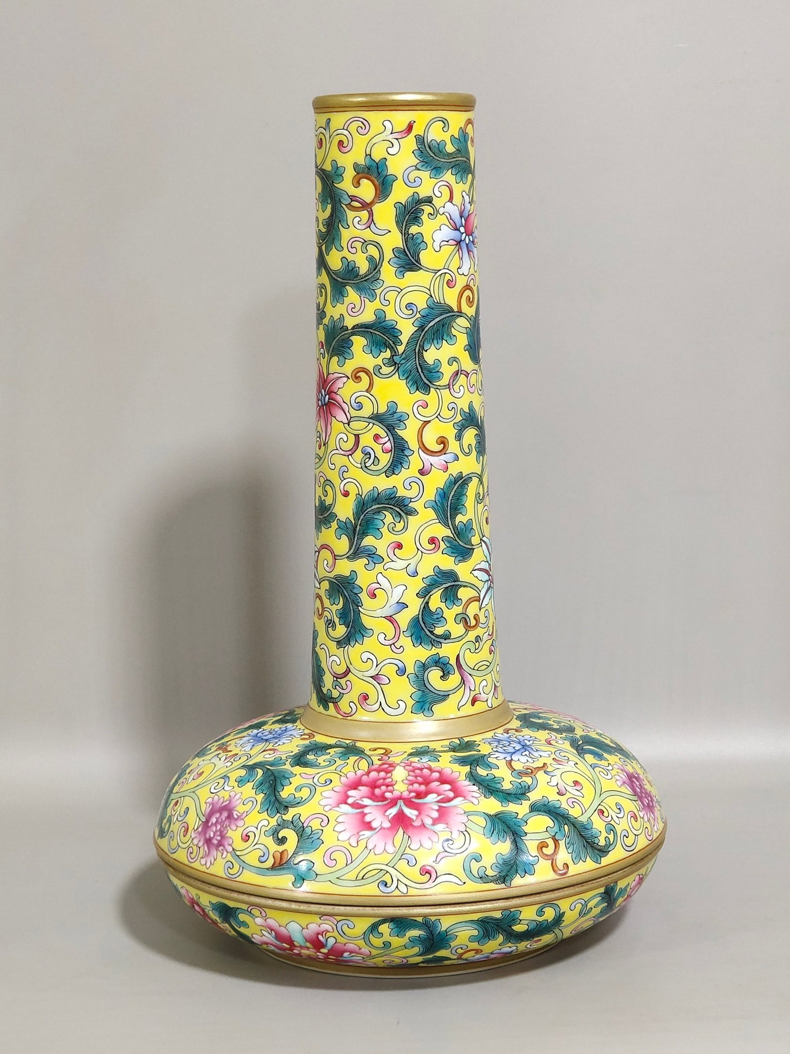 An Exquisite Split Stacked Long-Neck Fruit Box With Yellow Ground Famille Rose Interlocking Floral: An Exquisite Split Stacked Long-Neck Fruit Box With Yellow Ground Famille Rose Interlocking Floral Patterns,Qing Dynasty,China,Qianlong Six-character Mark,黄地粉彩缠ĉ