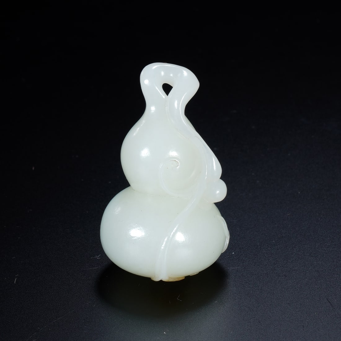 An Exquisite White Jade Gourd Pendant (1 of 6)
