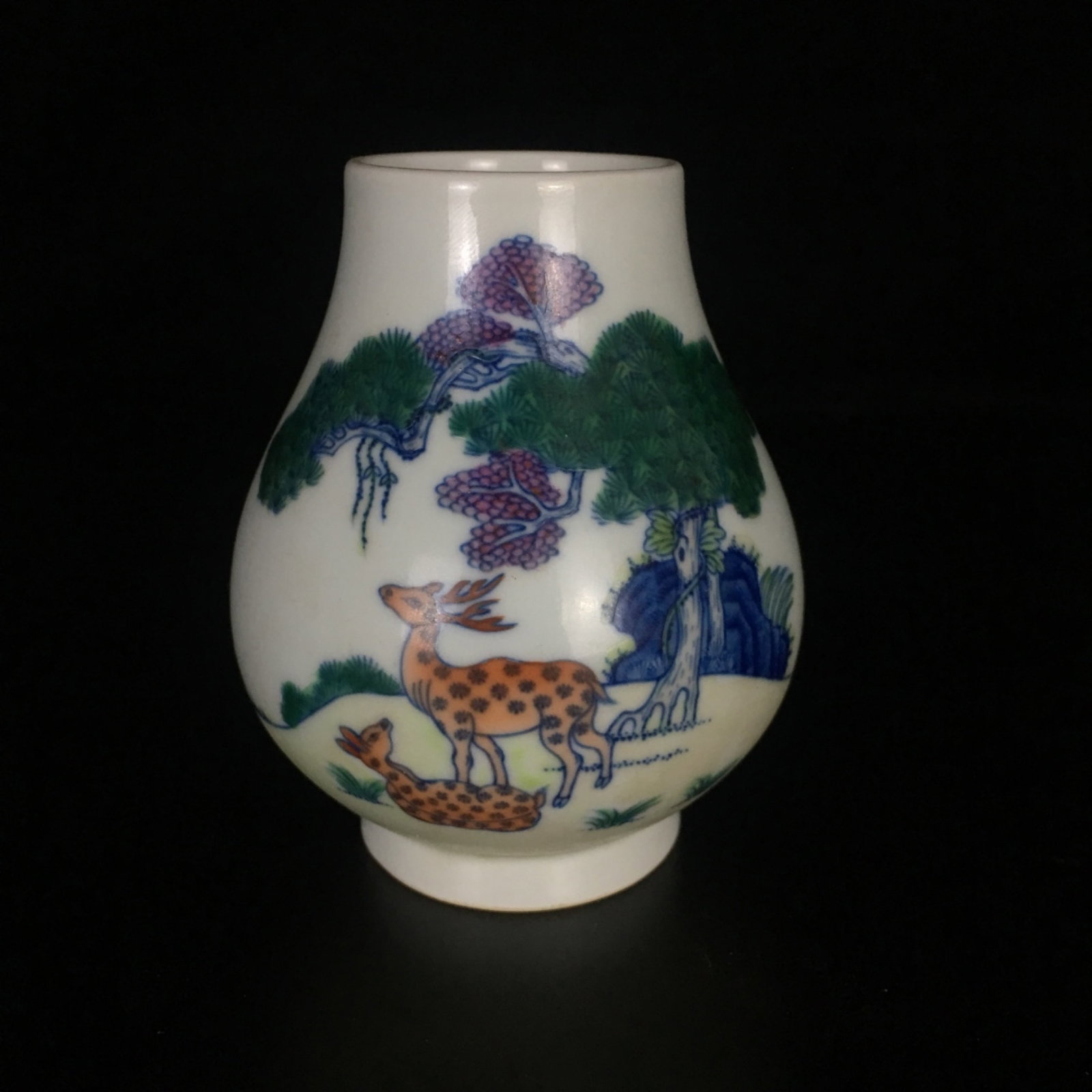 An Exquisite Blue And White Wucai Small Jar With Pine And Deer Patterns: An Exquisite Blue And White Wucai Small Jar With Pine And Deer Patterns,Qing Dynasty China,Six-Character Qianlong Mark,Dimensions:0.6inx3.5in,青花五彩松鹿图&#