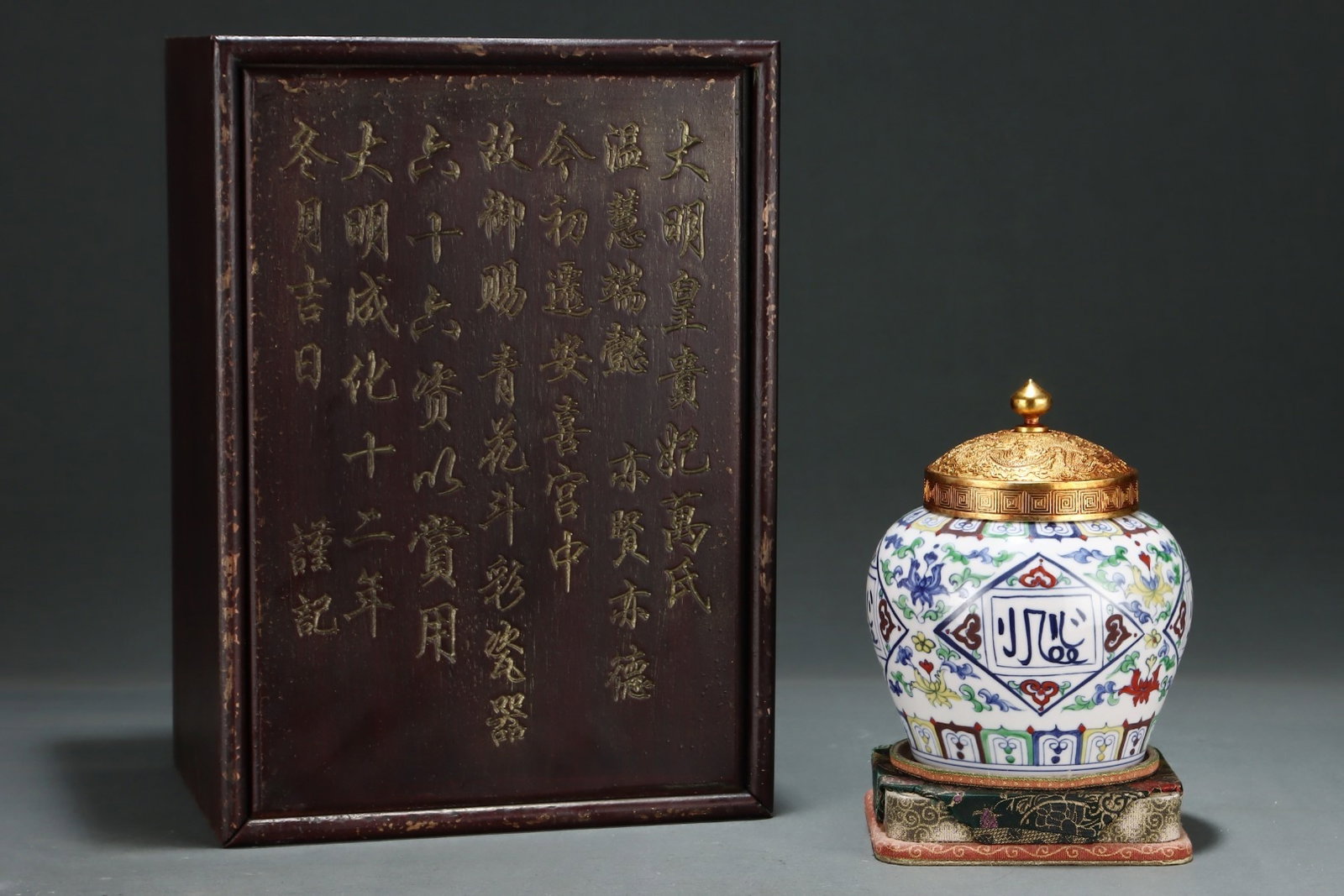 An Exquisite Doucai Tianzi Jar With Floral Patterns: An Exquisite Doucai Tianzi Jar With Floral Patterns,Ming Dynasty,China,Size:6.7inx5.6in,斗彩花卉纹天字罐,中国明代