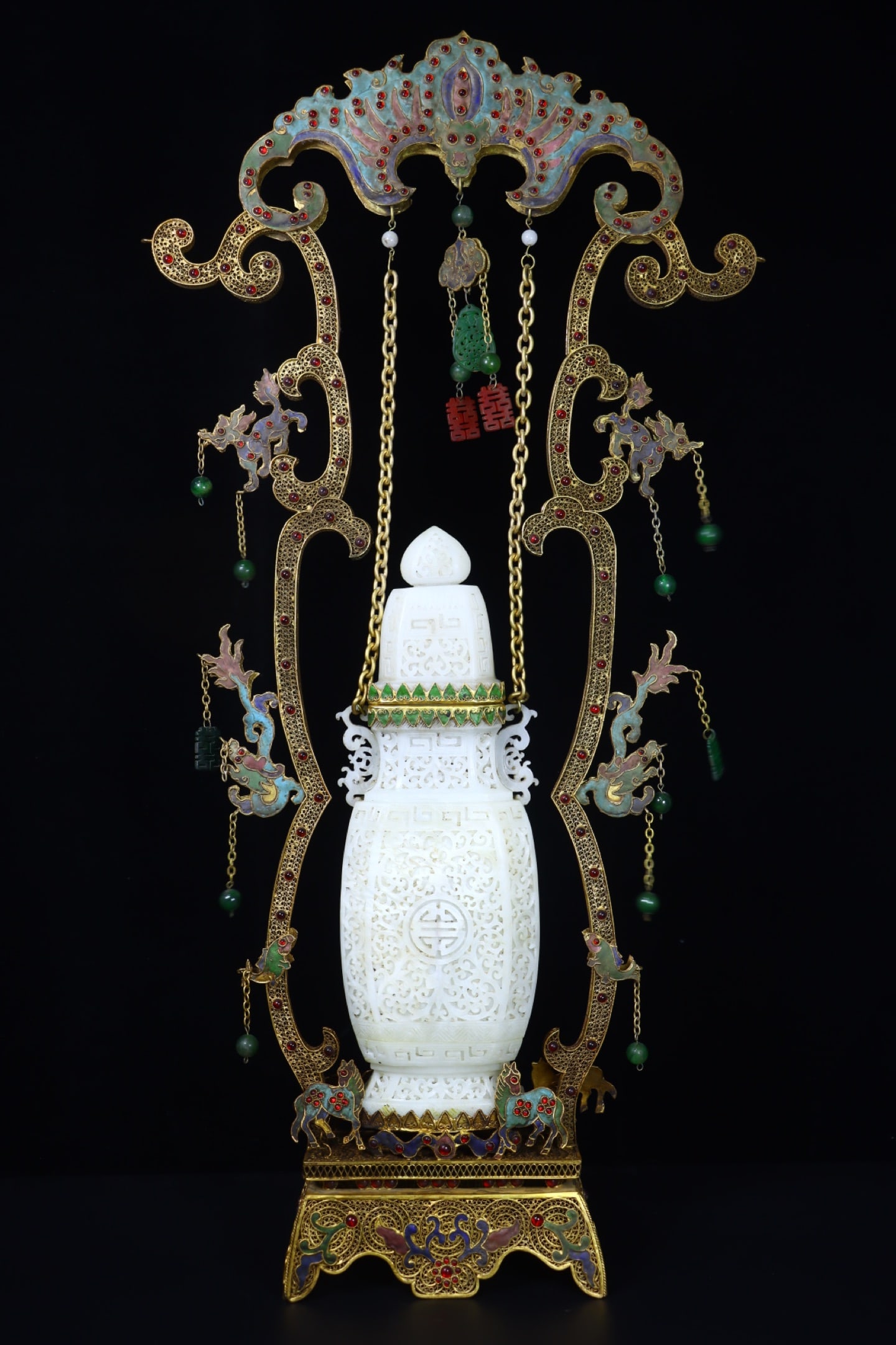 A Fine Gilt Copper Filigree Gem Inlaid Hanging White Jade Chain Vase With Openwork Longevity: A Fine Gilt Copper Filigree Gem Inlaid Hanging White Jade Chain Vase With Openwork Longevity Characters,Qing Dynasty,China,Dimensions:13inx3inx26.2in,Weight:2994g,铜鎏金累Ç