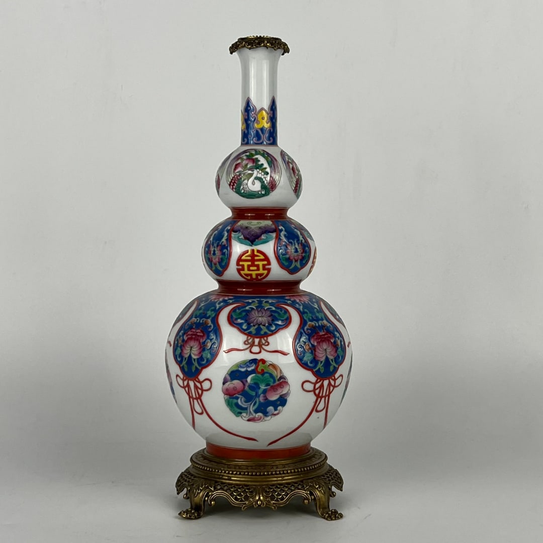 An Exquisite Famille Rose Gourd Vase With Copper Border,Blessing Longevity And Aquatic Weed Fish: An Exquisite Famille Rose Gourd Vase With Copper Border,Blessing Longevity And Aquatic Weed Fish Pattern,China Qing Dynasty,Six-Character Qianlong Mark,Dimensions:13inx5.1in,粉彩福&#