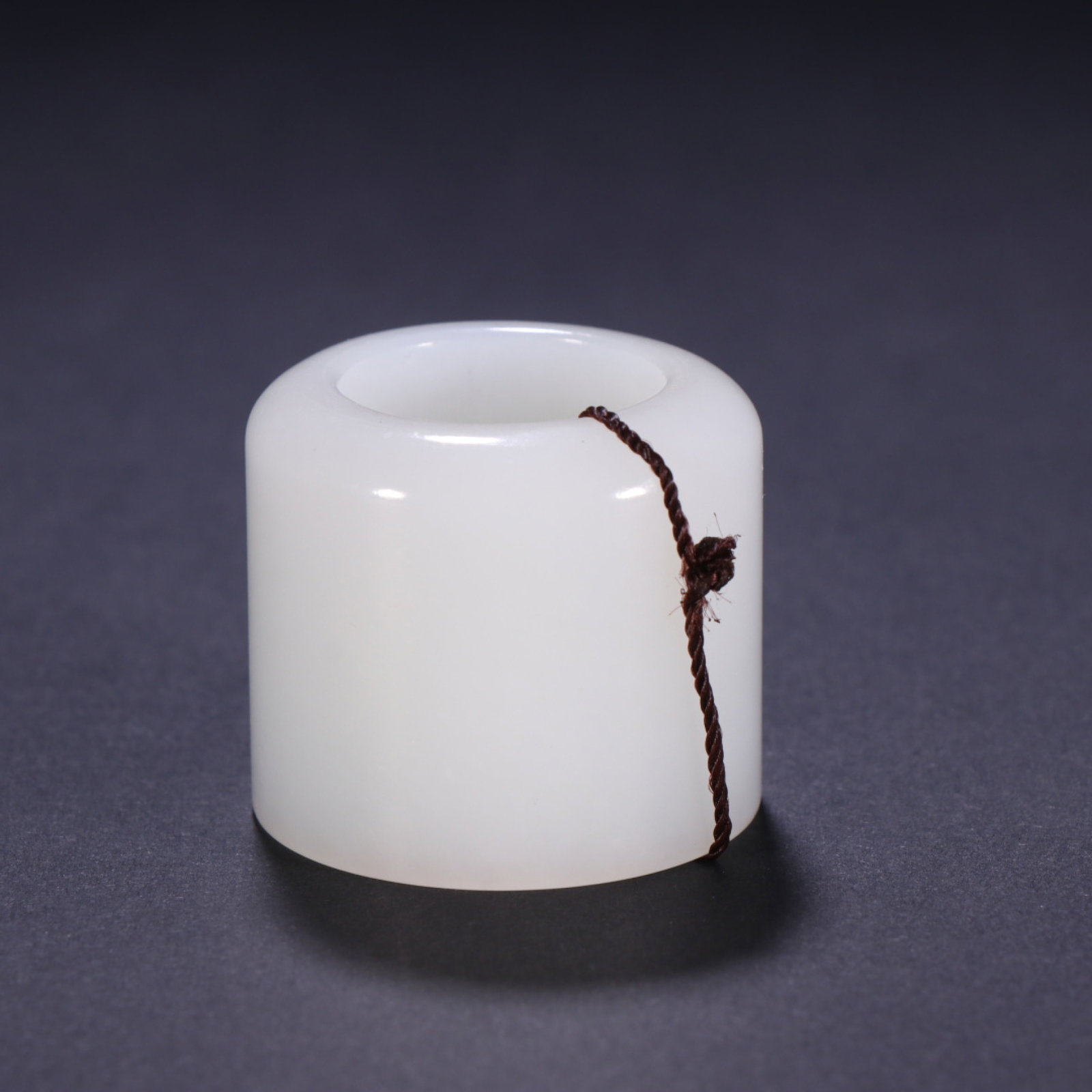 An Exquisite White Jade Thumb Ring: An Exquisite White Jade Thumb Ring,China Qing Dynasty,Dimensions:1.2inx0.9in,Weight:54.2g,白玉扳指,中国清代