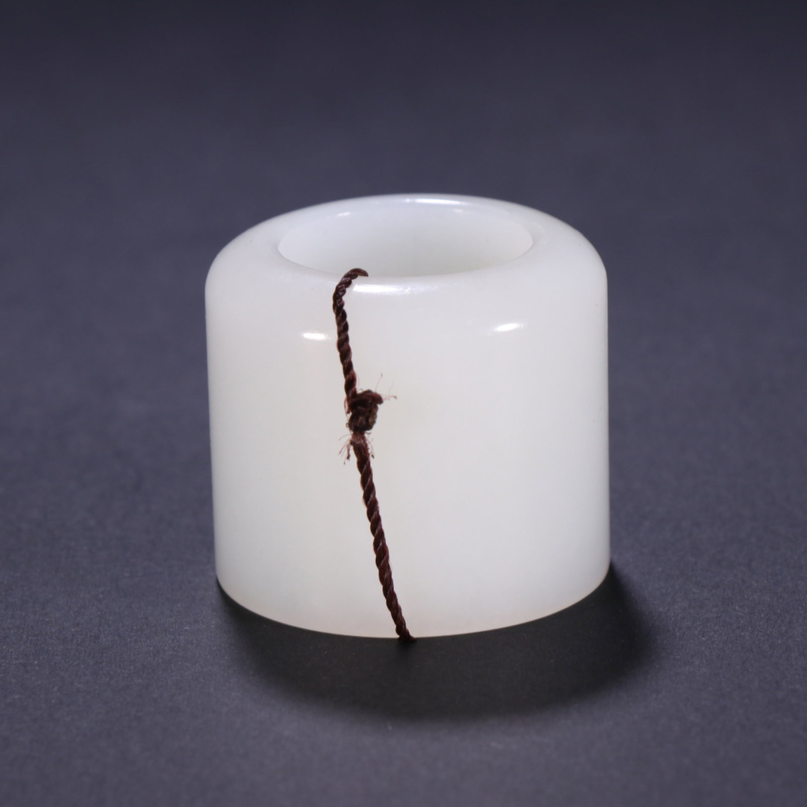 An Exquisite White Jade Thumb Ring - 2