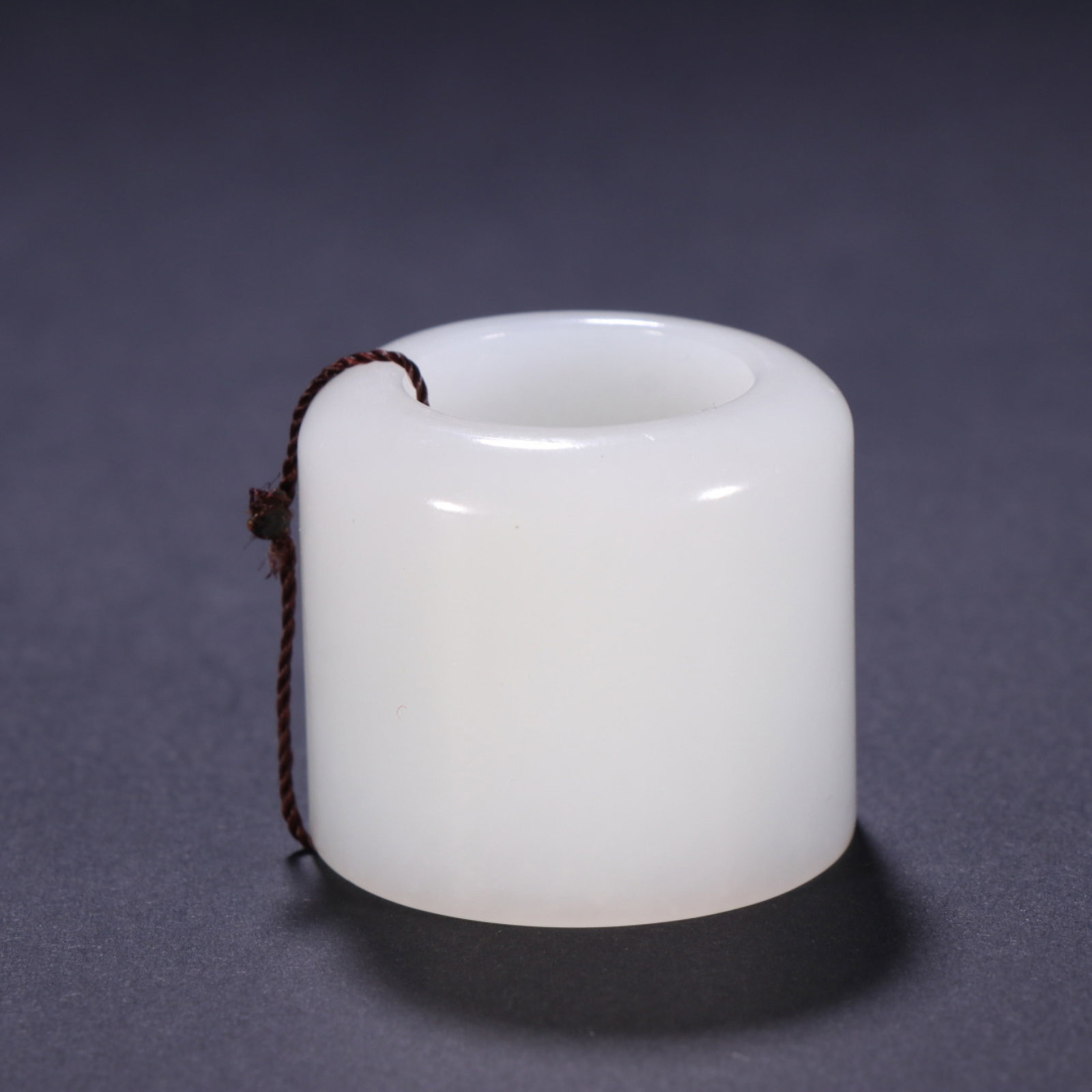An Exquisite White Jade Thumb Ring - 3