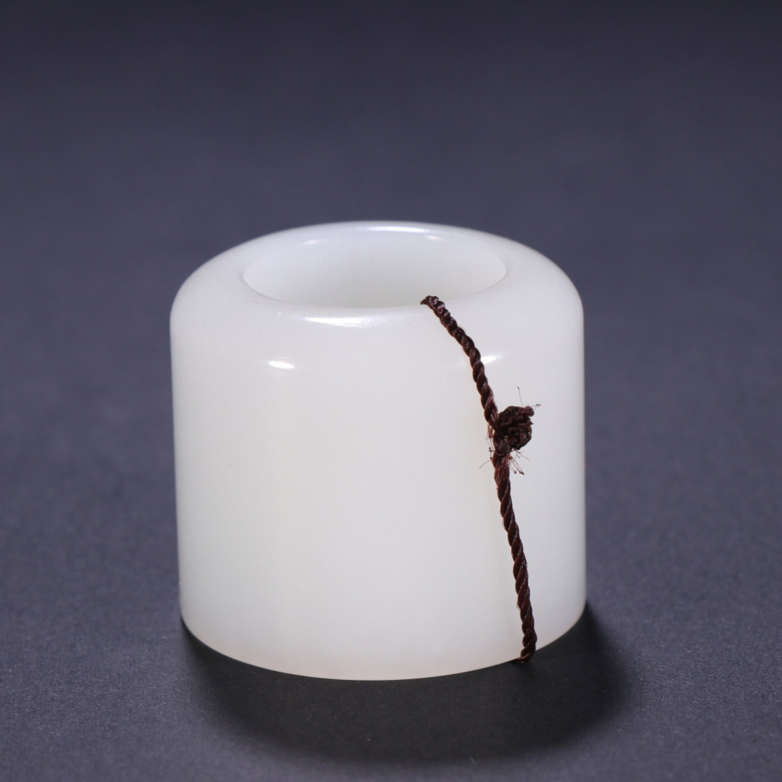 An Exquisite White Jade Thumb Ring - 6