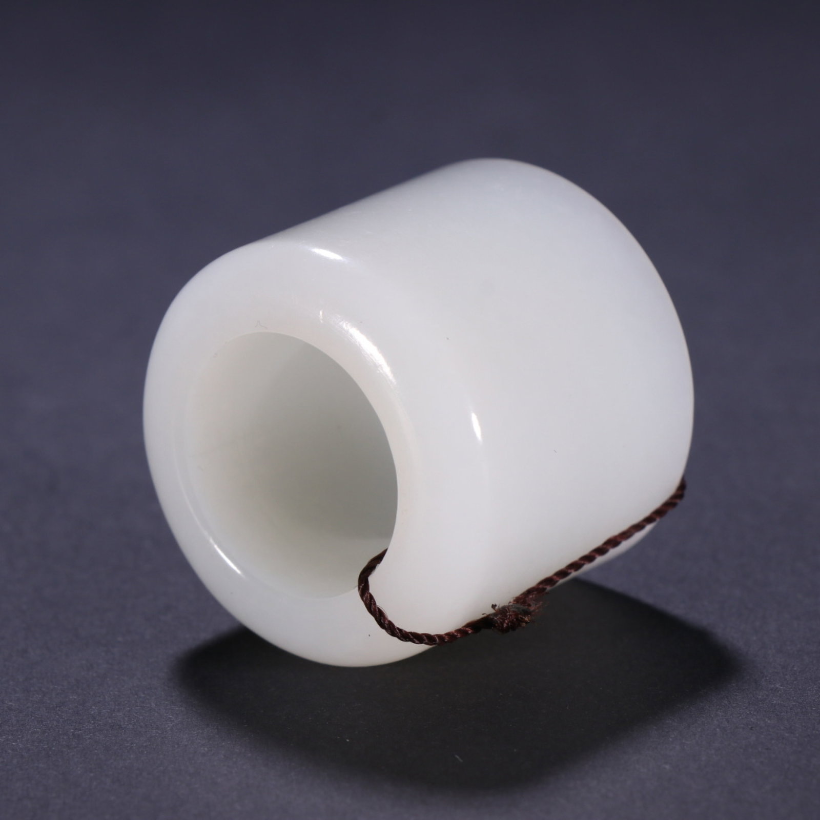 An Exquisite White Jade Thumb Ring - 7
