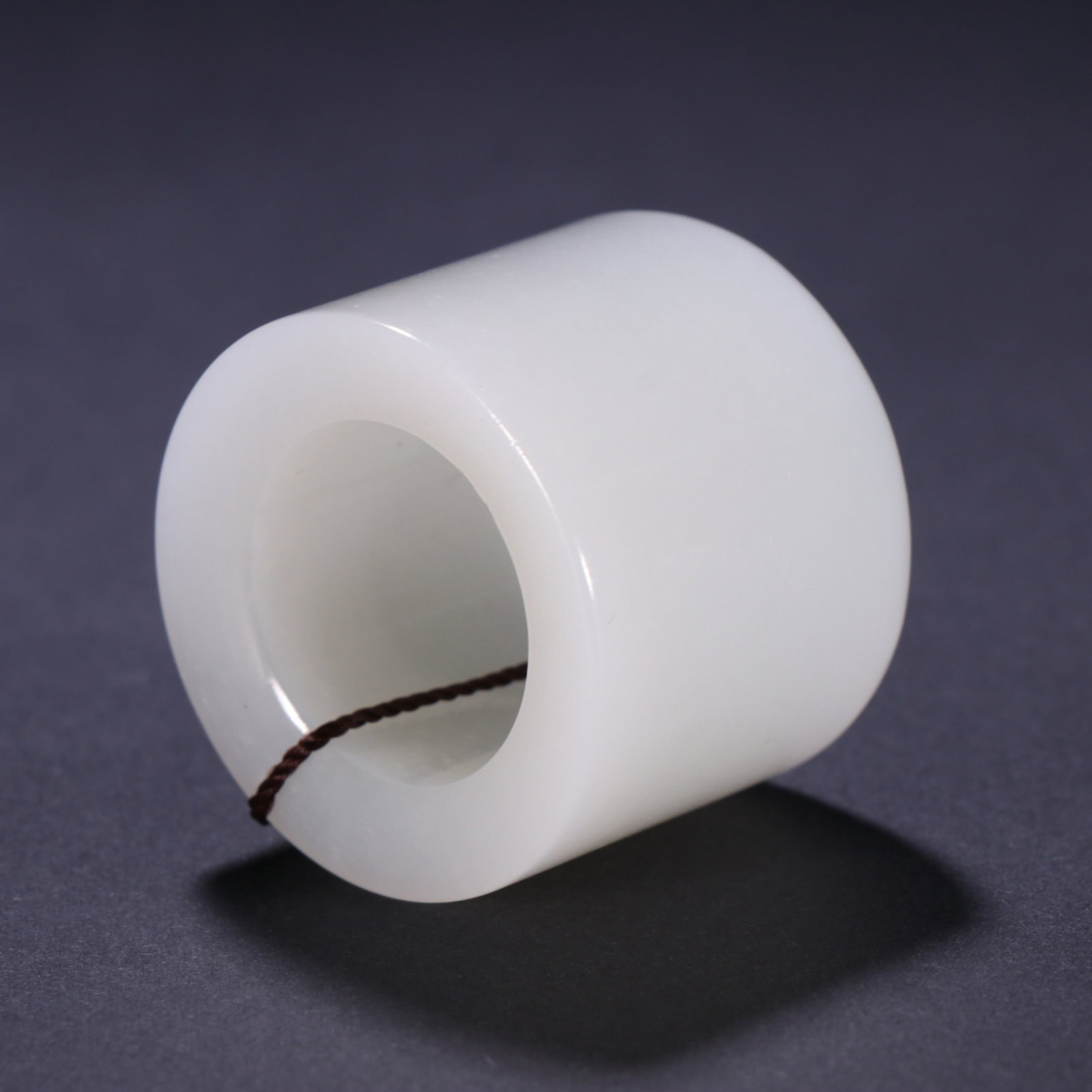An Exquisite White Jade Thumb Ring - 9