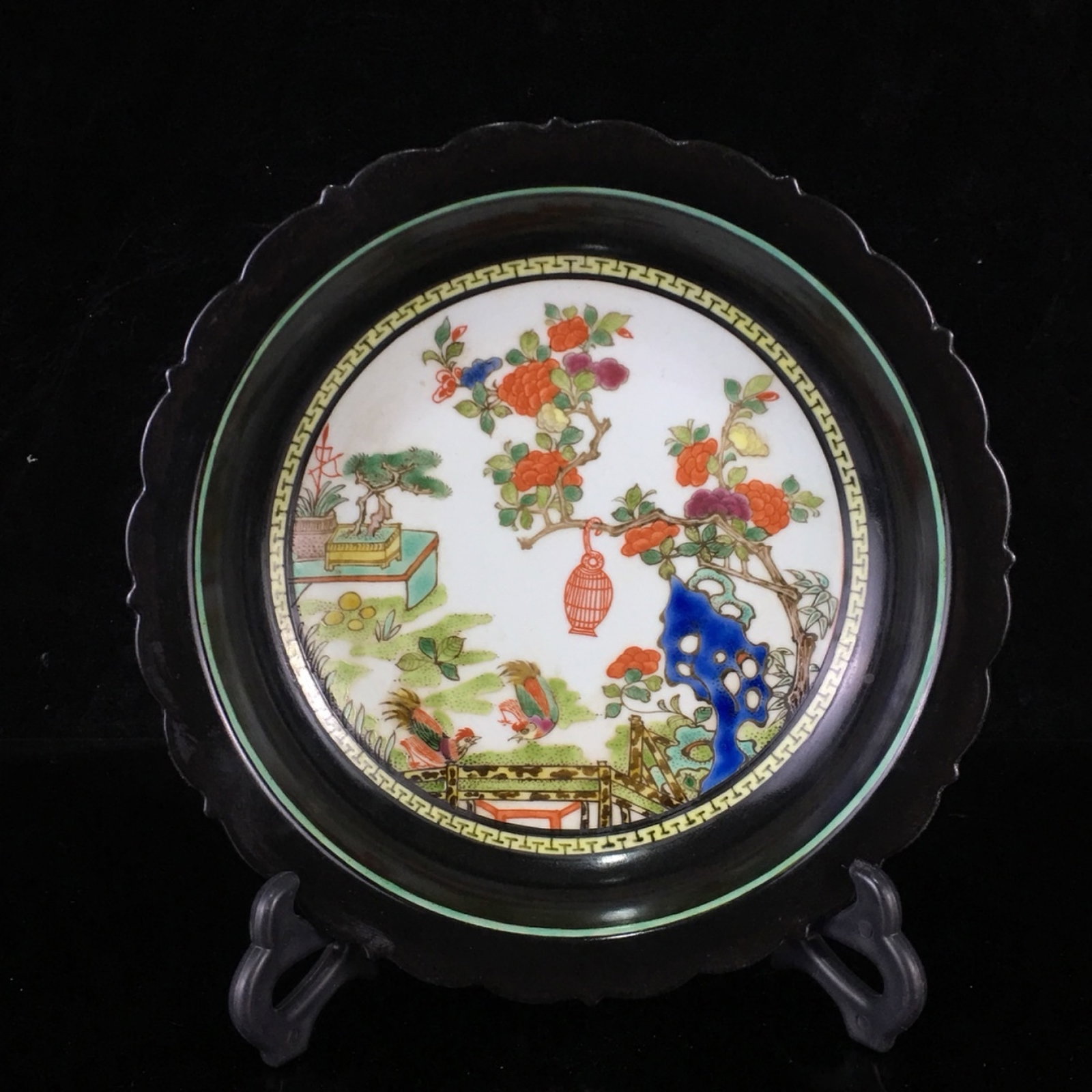 An Exquisite Famille Rose Folded Rim Sunflower-Mouth Plate: An Exquisite Famille Rose Folded Rim Sunflower-Mouth Plate,Qing Dynasty China,Six-Character Qianlong Mark,Dimensions:8.7inx2.2in,粉彩折沿葵口盘子,ߑ