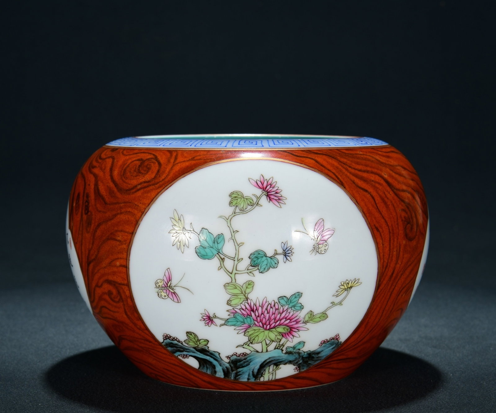 An Exquisite Wood-Grain Famille Rose Washer With Windowed Flower And Bird Patterns: An Exquisite Wood-Grain Famille Rose Washer With Windowed Flower And Bird Patterns,Qing Dynasty China,Six-Character Qianlong Mark,Dimensions:5.1inx7.1in,木纹开窗粉彩