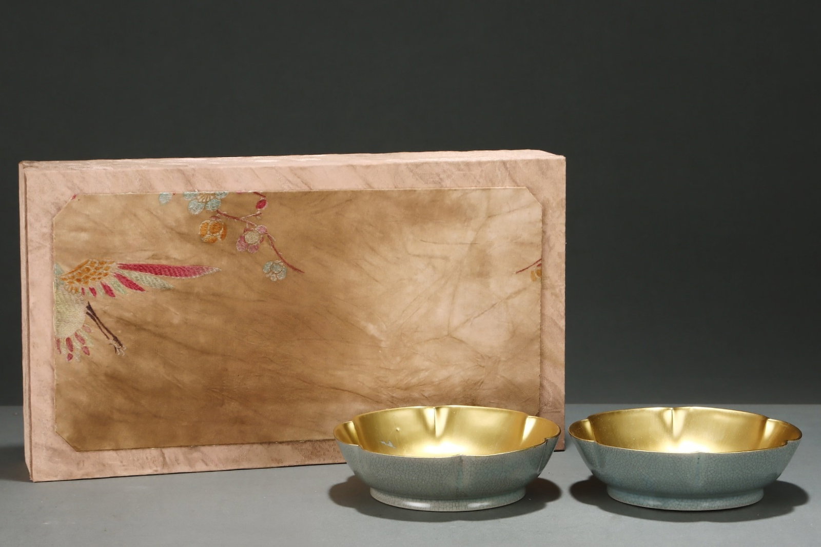 A Pair Of Exquisite Ru Kiln Gold-Painted Plum Blossom-Shaped Plates With Dragon And Crane Patterns: A Pair Of Exquisite Ru Kiln Gold-Painted Plum Blossom-Shaped Plates With Dragon And Crane Patterns,Song Dynasty,China,With Mark,Size:2inx6.8in,一对汝窑描金梅&