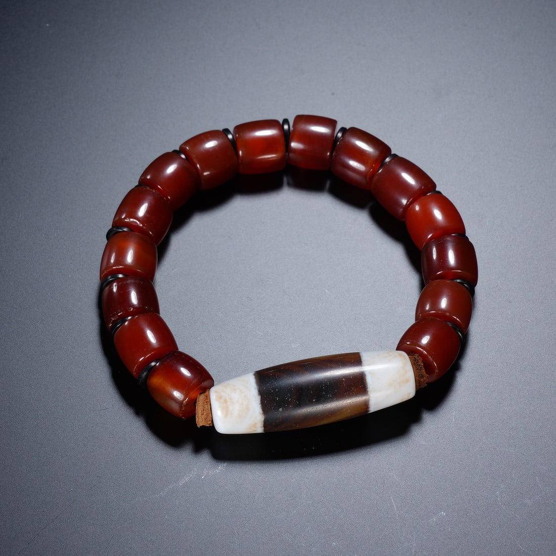 An Exquisite Bracelet Composed Of Agate Cylindrical Beads And Etched Black-And-White Line Beads: An Exquisite Bracelet Composed Of Agate Cylindrical Beads And Etched Black-And-White Line Beads,Qing Dynasty,China. Dimensions:(Bead Diameter)0.4in.