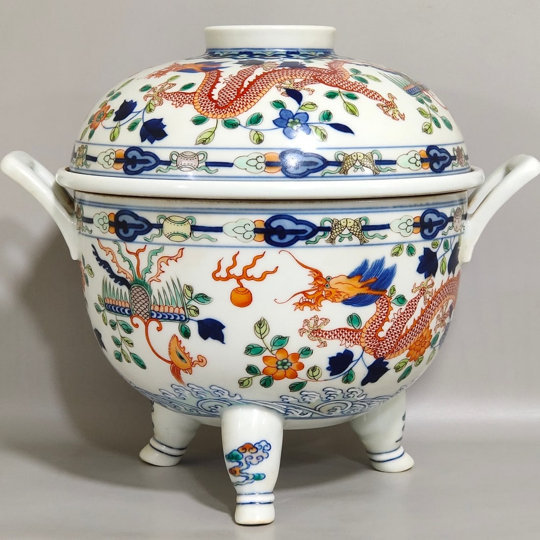 An Exquisite Warming Pot With Doucai Auspicious Dragon And Phoenix Patterns: An Exquisite Warming Pot With Doucai Auspicious Dragon And Phoenix Patterns,Qing Dynasty,China,Kangxi Six-character Mark,斗彩龙凤呈祥暖温锅,ߑ