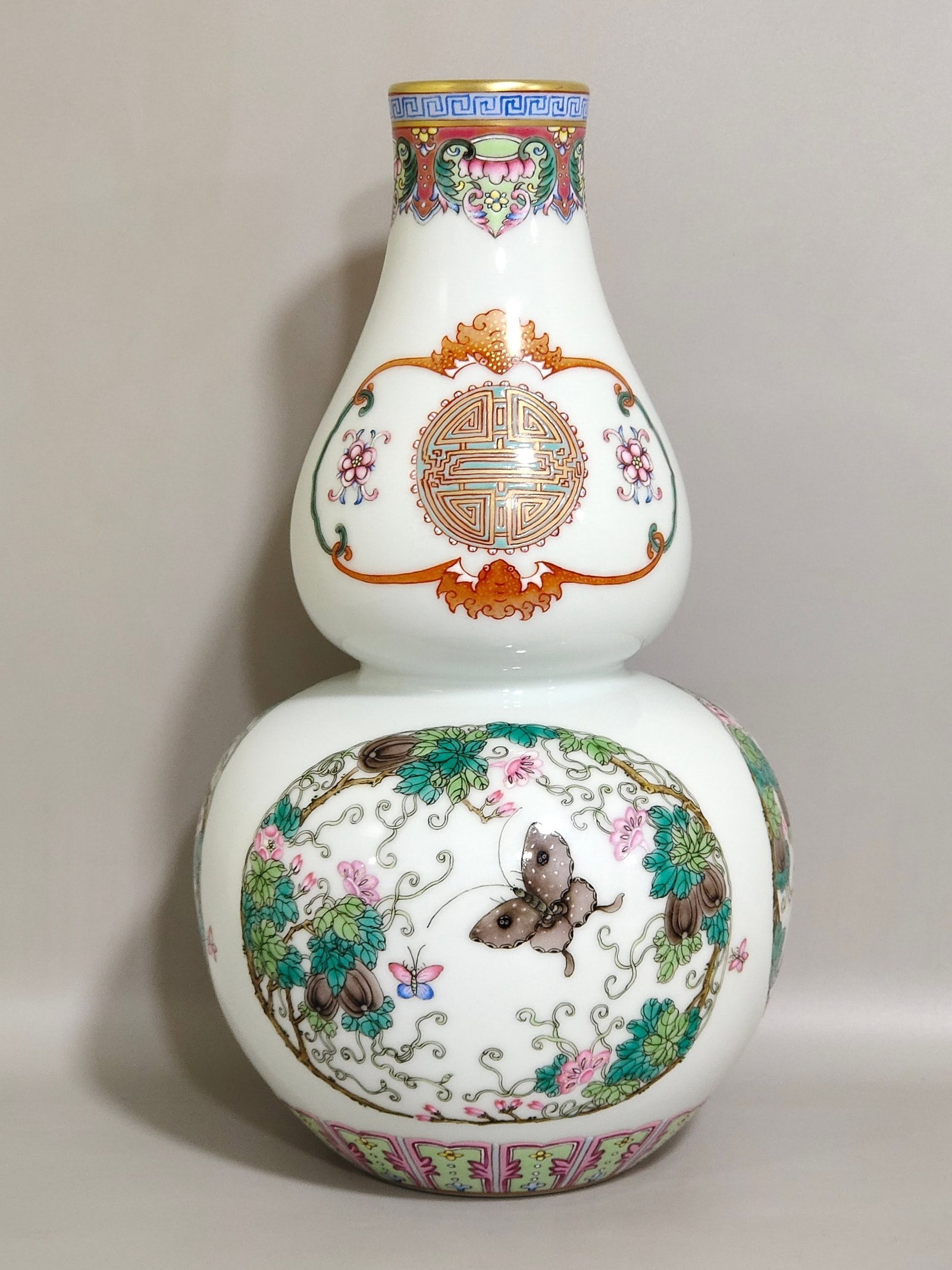 An Exquisite Gourd Vase Painted With Double Fortune-Longevity And Butterflies Lingering Over Flowers: An Exquisite Gourd Vase Painted With Double Fortune-Longevity And Butterflies Lingering Over Flowers Patterns,Qing Dynasty,China,Qianlong Six-character Mark,福寿双全蝶