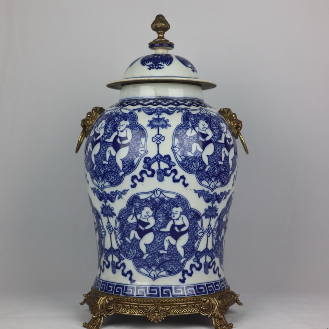 An Exquisite Blue And White General Jar With Double Lion Ring Ears And Copper Trim,Figure Patterns: An Exquisite Blue And White General Jar With Double Lion Ring Ears And Copper Trim,Figure Patterns,China Qing Dynasty,Six-Character Kangxi Mark,Dimensions:20.5inx11in,青花人物&