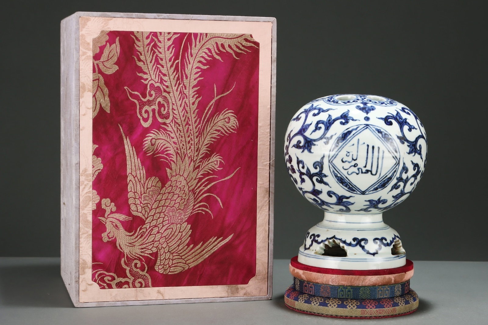 An Exquisite Spherical Blue And White Official Hat Stand With Interlocking Passion Flower Patterns: An Exquisite Spherical Blue And White Official Hat Stand With Interlocking Passion Flower Patterns,China Ming Dynasty,Six-Character Zhengde Mark,Size:8.4inx7.3in,青花缠枝஽