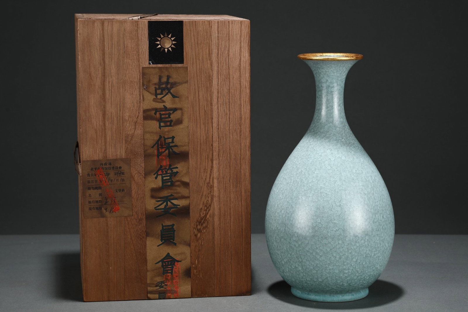 An Exquisite Ru Kiln Sky-Cyan Glaze Crackled Rim-Wrapped Yuhuchun Vase: An Exquisite Ru Kiln Sky-Cyan Glaze Crackled Rim-Wrapped Yuhuchun Vase,Song Dynasty,China,Size:11.3inx6in,汝窑天青釉冰裂纹包口玉ࣥ
