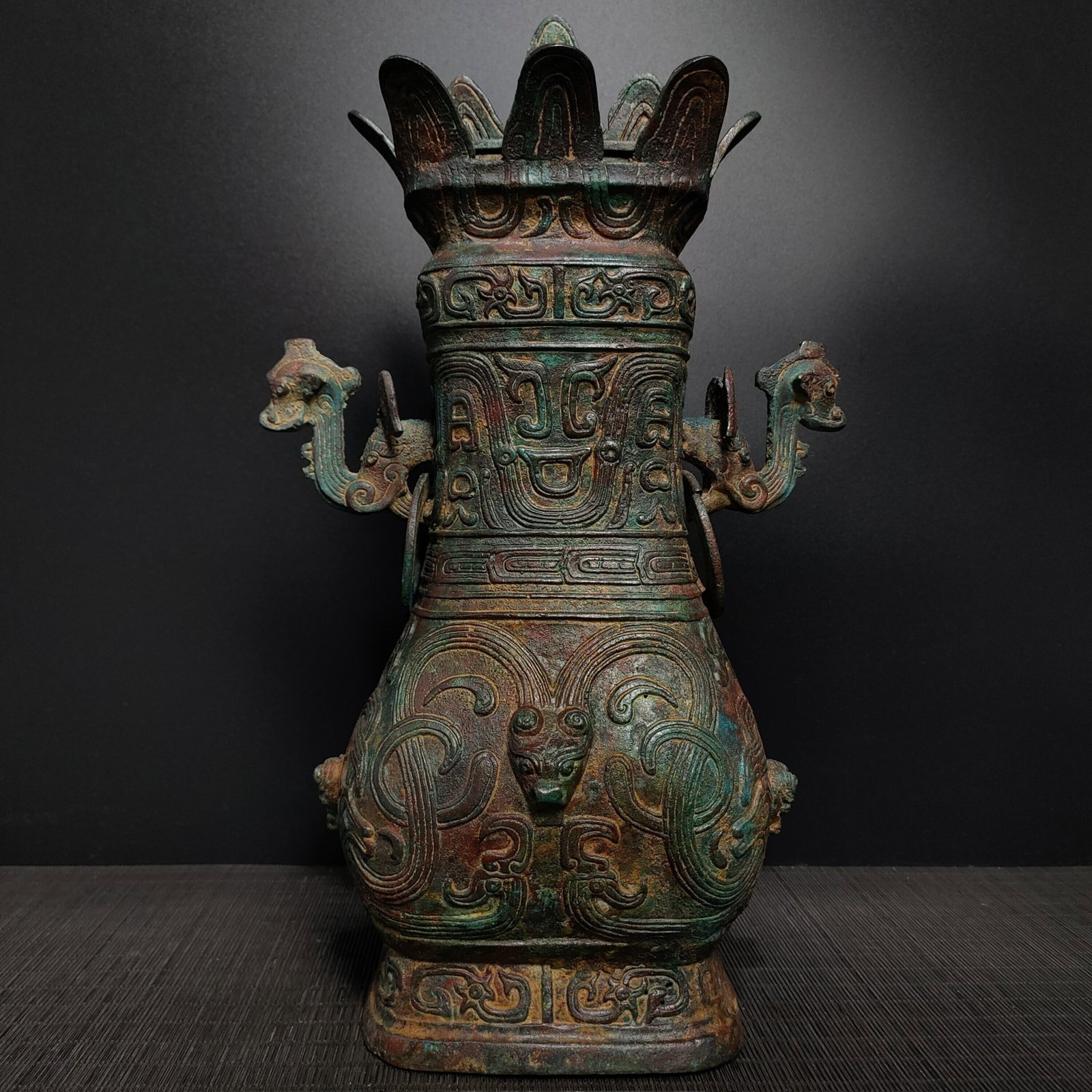 A Fine Bronze Vase With Dragon Pattern And Dragon?Shaped Ears: A Fine Bronze Vase With Dragon Pattern And Dragon‑Shaped Ears,Chinese Shang‑Zhou Period,Dimensions:15.4inx9.1in,Weight:3200g,青铜龙纹龙耳瓶,ߑ