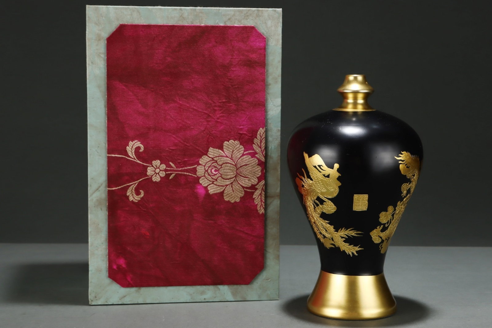 An Exquisite Ru Kiln Black Glaze Gold-Painted Waisted Plum Vase With Dragon And Phoenix Patterns: An Exquisite Ru Kiln Black Glaze Gold-Painted Waisted Plum Vase With Dragon And Phoenix Patterns,Song Dynasty,China,With Mark,Size:10.6inx6.1in,汝窑黑釉描金龙