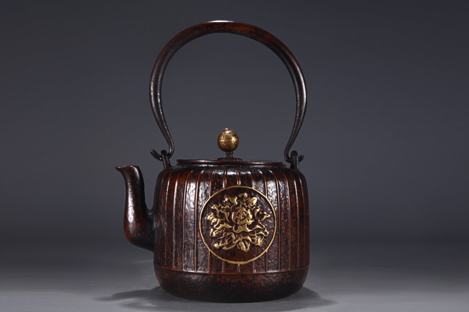 An Exquisite Gilt Bronze Floral Decorated Ewer: An Exquisite Gilt Bronze Floral Decorated Ewer,Chinese,Ming Dynasty,Size:9.3inx5.1in,Weight:1750g,铜鎏金花卉纹水壶,中国明代,
