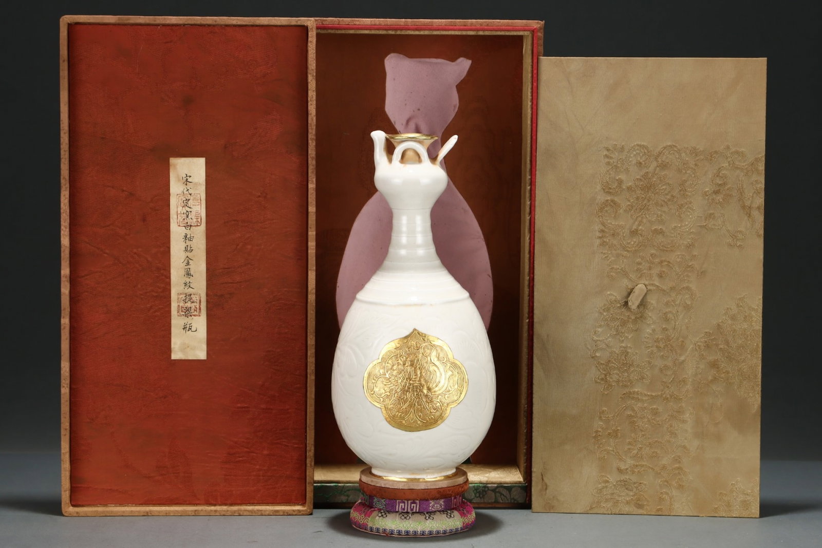 An Exquisite Ding Kiln White Glaze Handled Vase Decorated With Gilded Phoenix Appliqu??s: An Exquisite Ding Kiln White Glaze Handled Vase Decorated With Gilded Phoenix Appliqués,Song Dynasty,China,Size:11.4inx5.4in,定窑白釉贴金凤纹৻