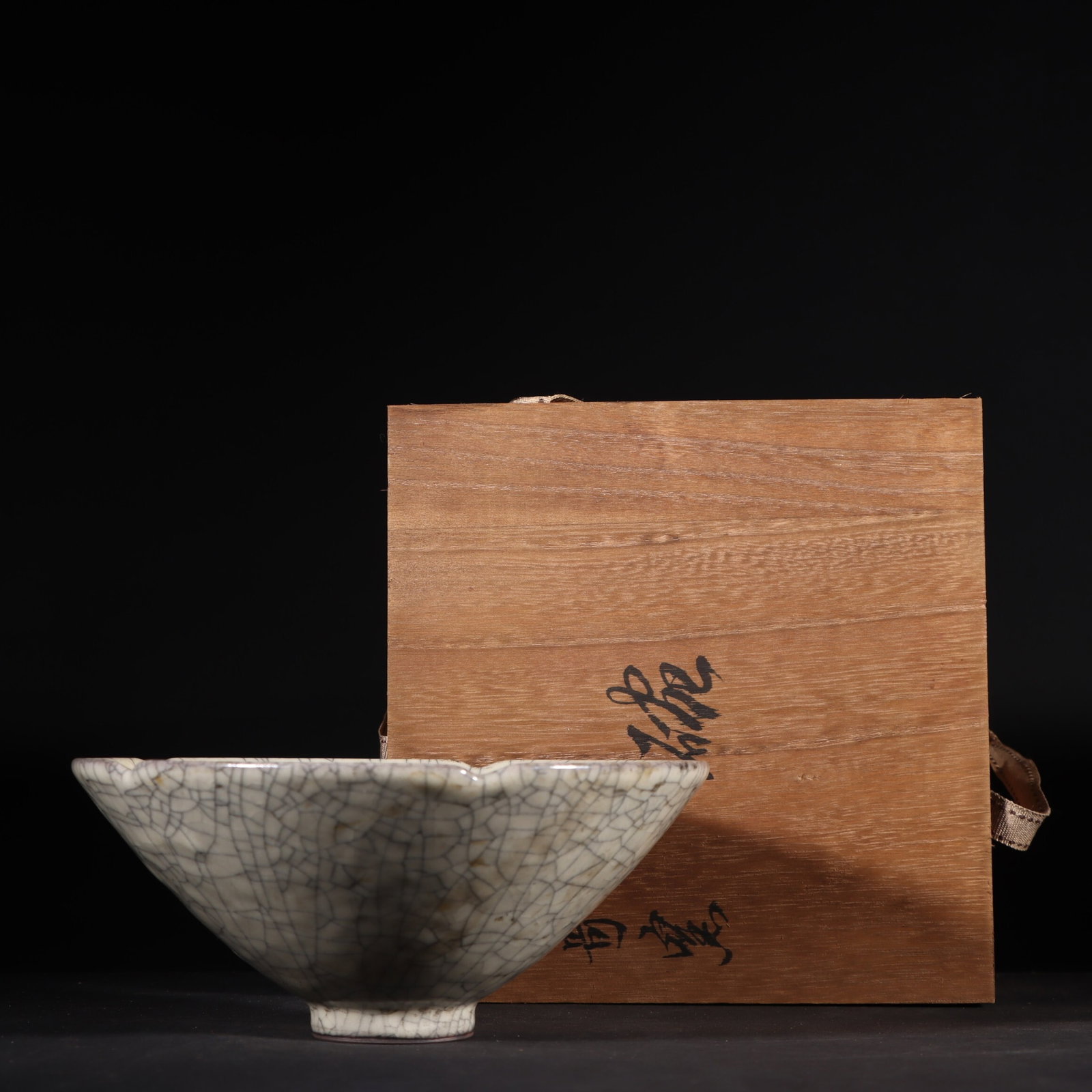 An Exquisite Ge Kiln Bowl: An Exquisite Ge Kiln Bowl,Song Dynasty,China,Size:3.1inx7.5in,哥窑碗,中国宋代,尺寸:3.1inx7.5in