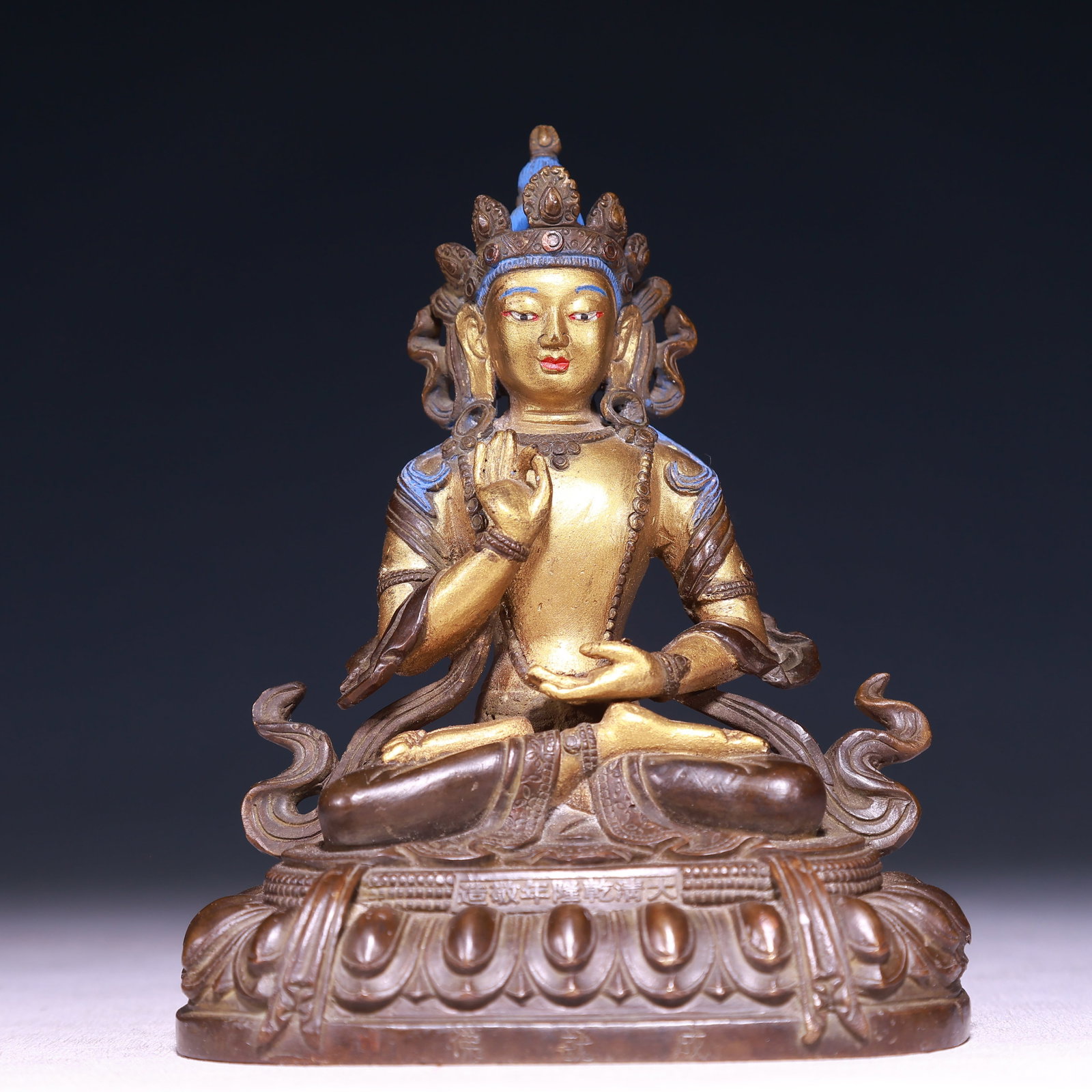 A Solemn Gilt Bronze Statue of Bodhisattva: A Solemn Gilt Bronze Statue of Bodhisattva,Qing Dynasty,China,Qianlong Mark,Size:4.3inx3.1inx5.1in,Weight:1100g 铜鎏金菩萨像,中国清代,ߙ