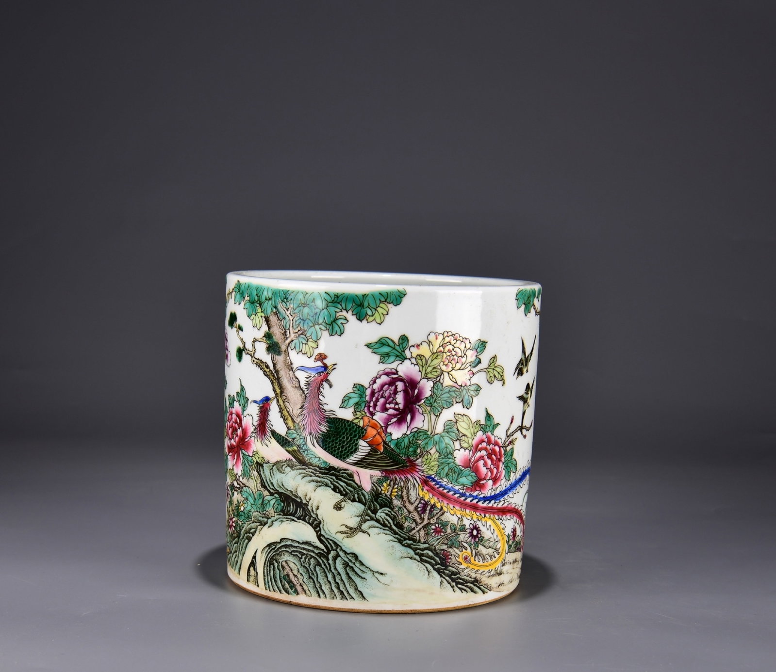 An Exquisite Famille Rose Brush Pot With Hundred Birds Worshipping Phoenix Patterns (1 of 9)