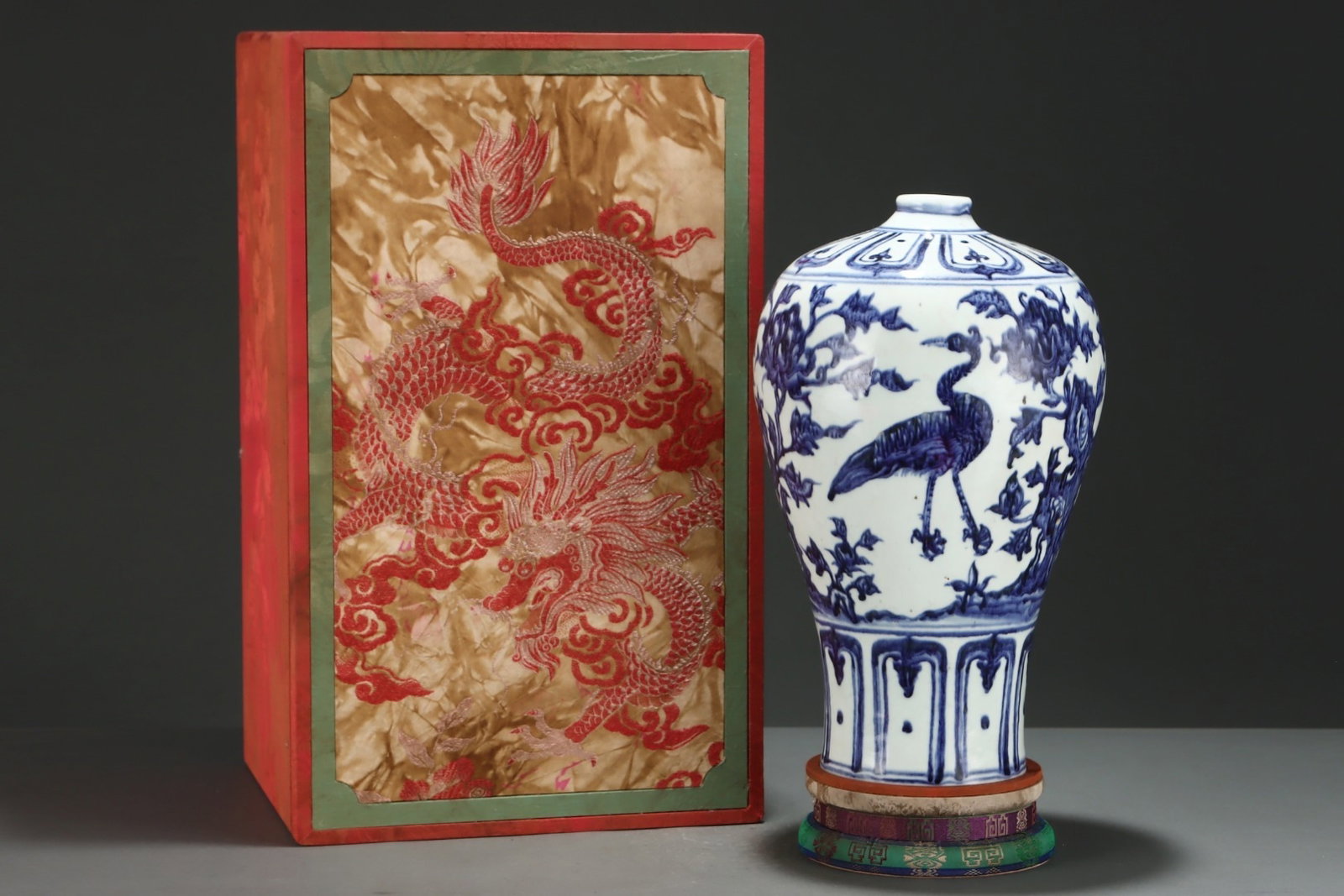 An Exquisite Blue And White Plum Vase With Peacock And Peony Patterns: An Exquisite Blue And White Plum Vase With Peacock And Peony Patterns,China Ming Dynasty,Size:14.6inx9in,青花孔雀牡丹纹梅瓶,中国਴