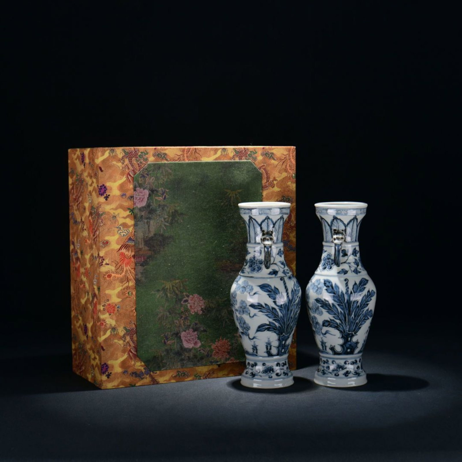 A Pair Of Exquisite Blue And White Elephant-Eared Vases With Pine,Bamboo And Plum Patterns: A Pair Of Exquisite Blue And White Elephant-Eared Vases With Pine,Bamboo And Plum Patterns,Yuan Dynasty China,Dimensions:10inx3.9in,一对青花松竹梅象 