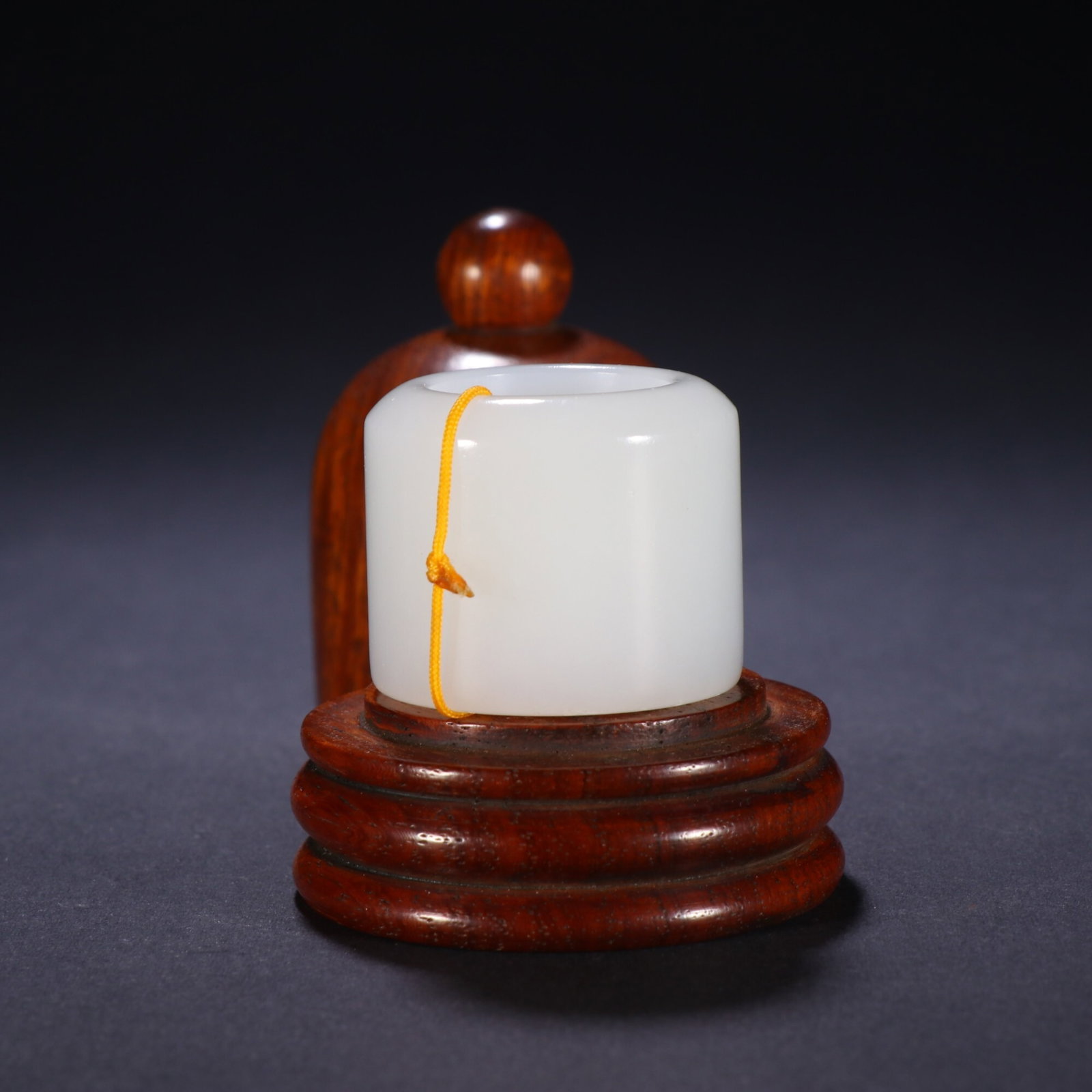 An Exquisite Plain White Jade Thumb Ring - 4