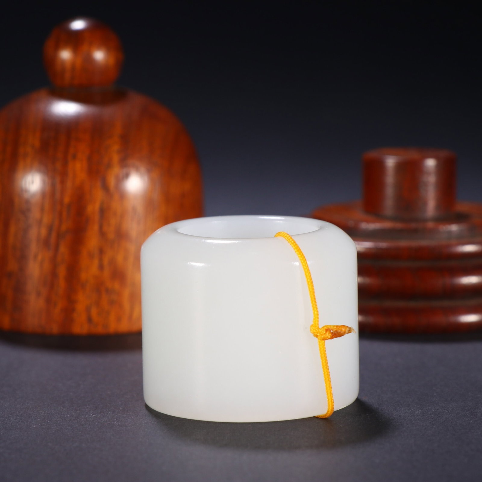 An Exquisite Plain White Jade Thumb Ring - 7