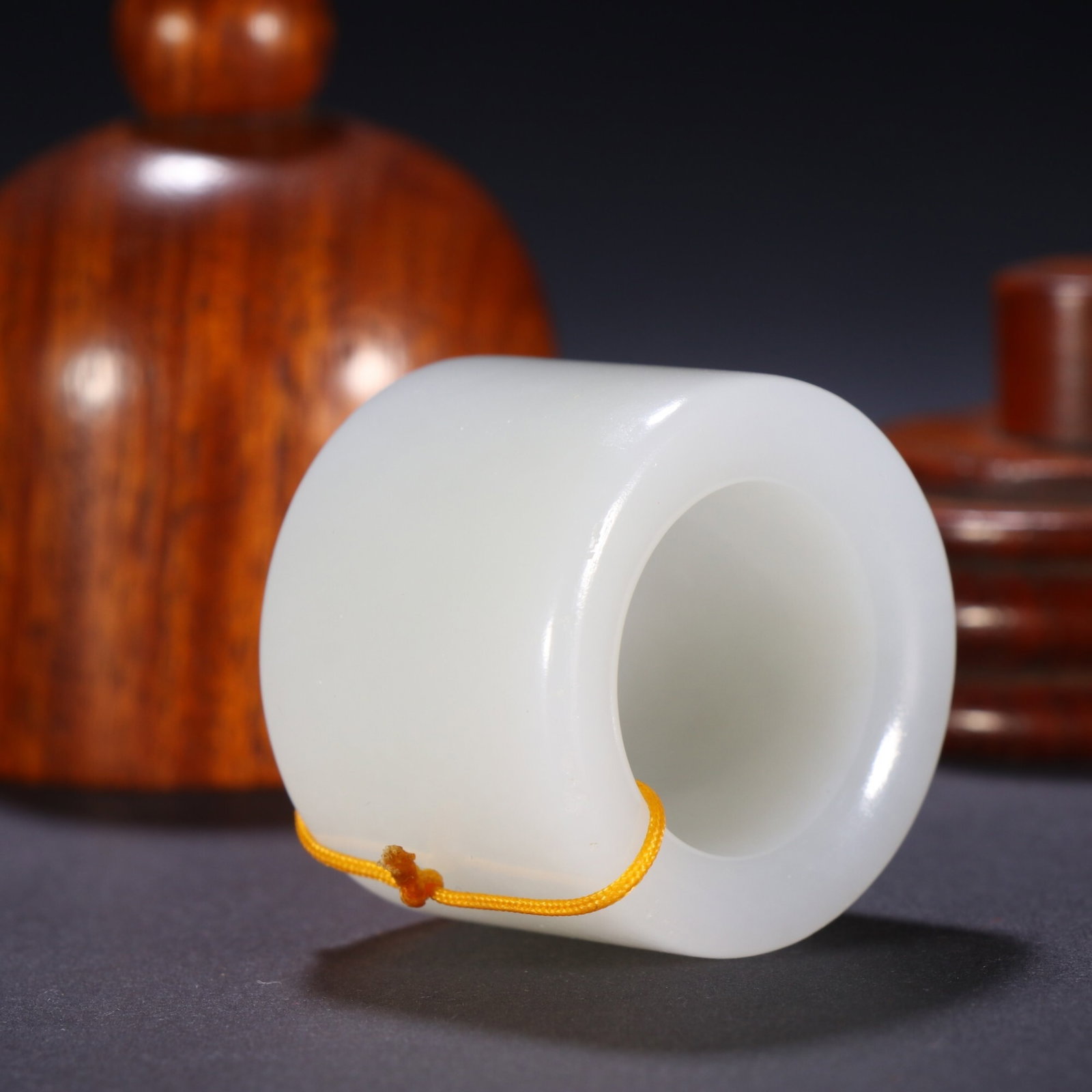 An Exquisite Plain White Jade Thumb Ring - 9