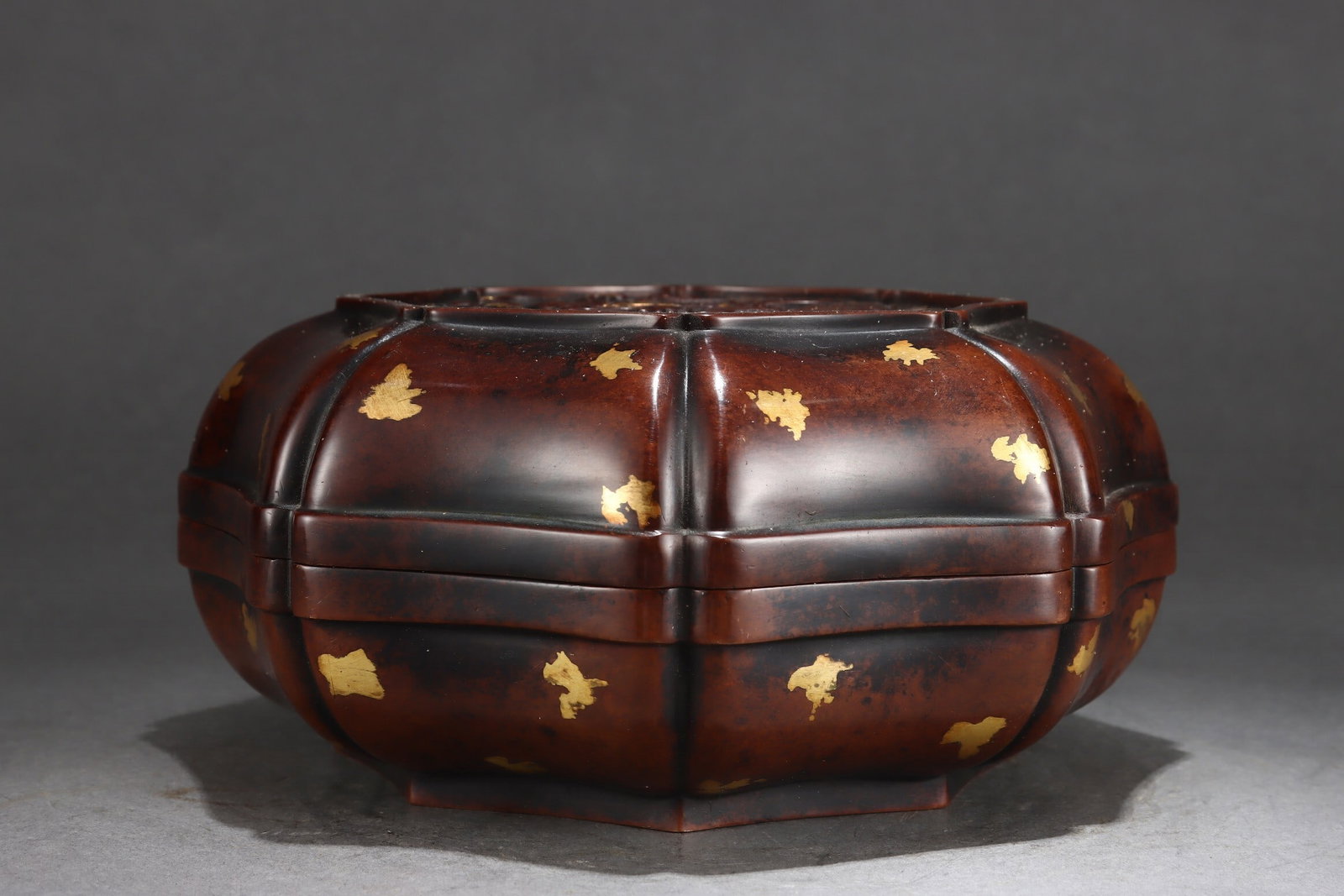 An Exquisite Gold-splashed Gilt Bronze Octagonal Box with Dragon Pattern - 3
