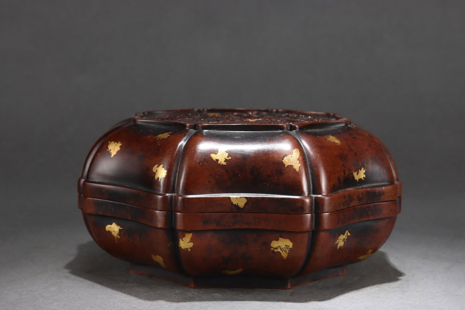 An Exquisite Gold-splashed Gilt Bronze Octagonal Box with Dragon Pattern - 4