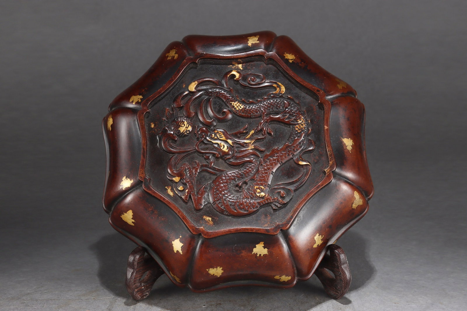 An Exquisite Gold-splashed Gilt Bronze Octagonal Box with Dragon Pattern - 5