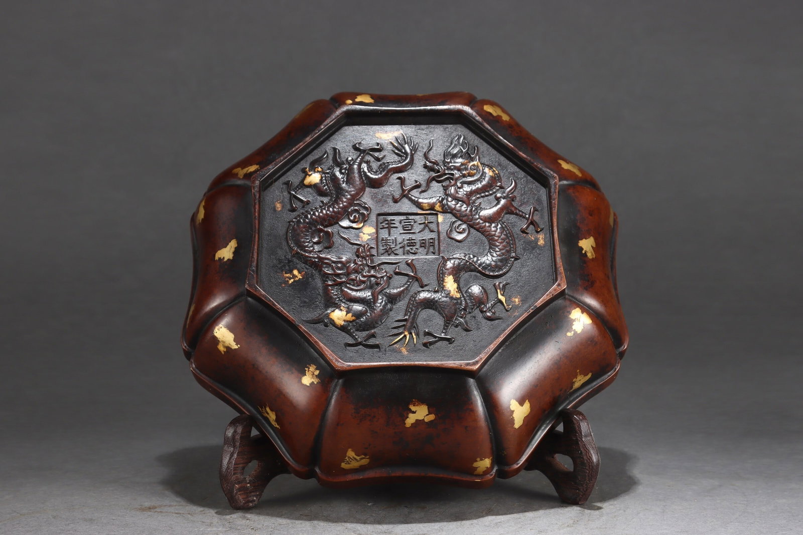 An Exquisite Gold-splashed Gilt Bronze Octagonal Box with Dragon Pattern - 6